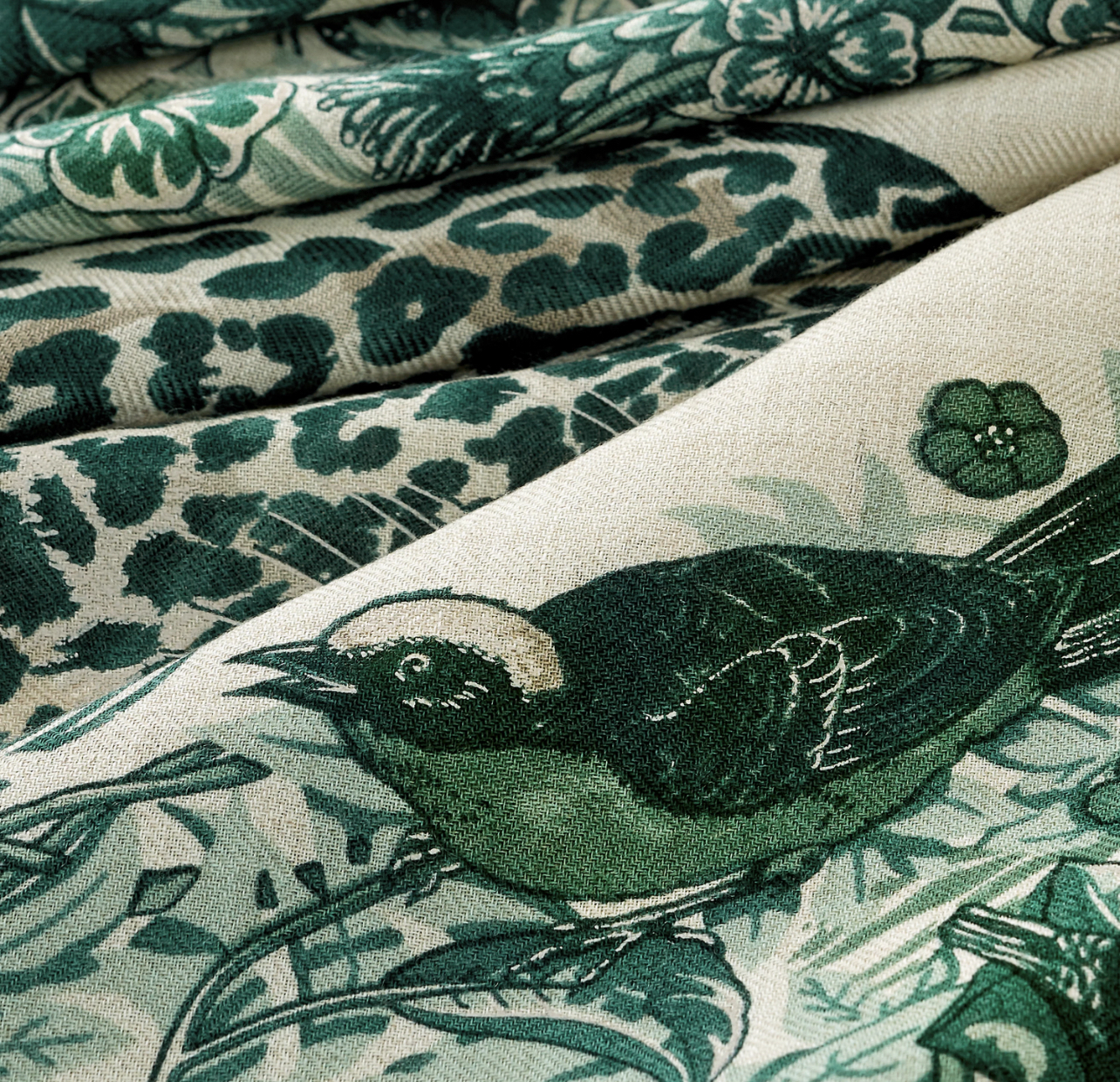 HERMES Jungle Love giant triangle vert loden / naturel / kaki 三角巾