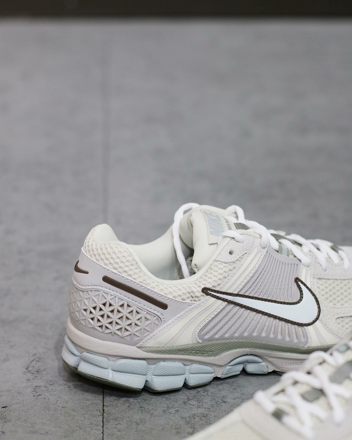 NIKE ZOOM VOMERO 5 冰霜砂灰FZ3653-104