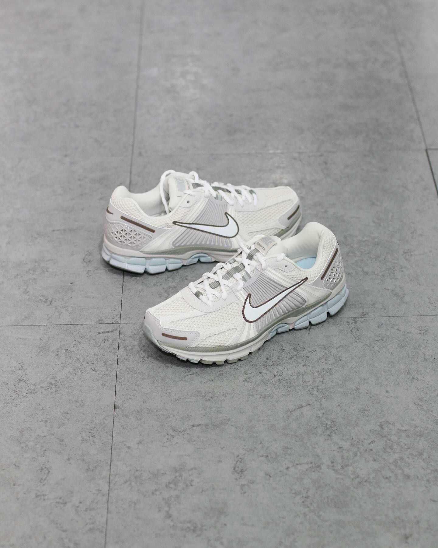 NIKE ZOOM VOMERO 5 冰霜砂灰FZ3653-104