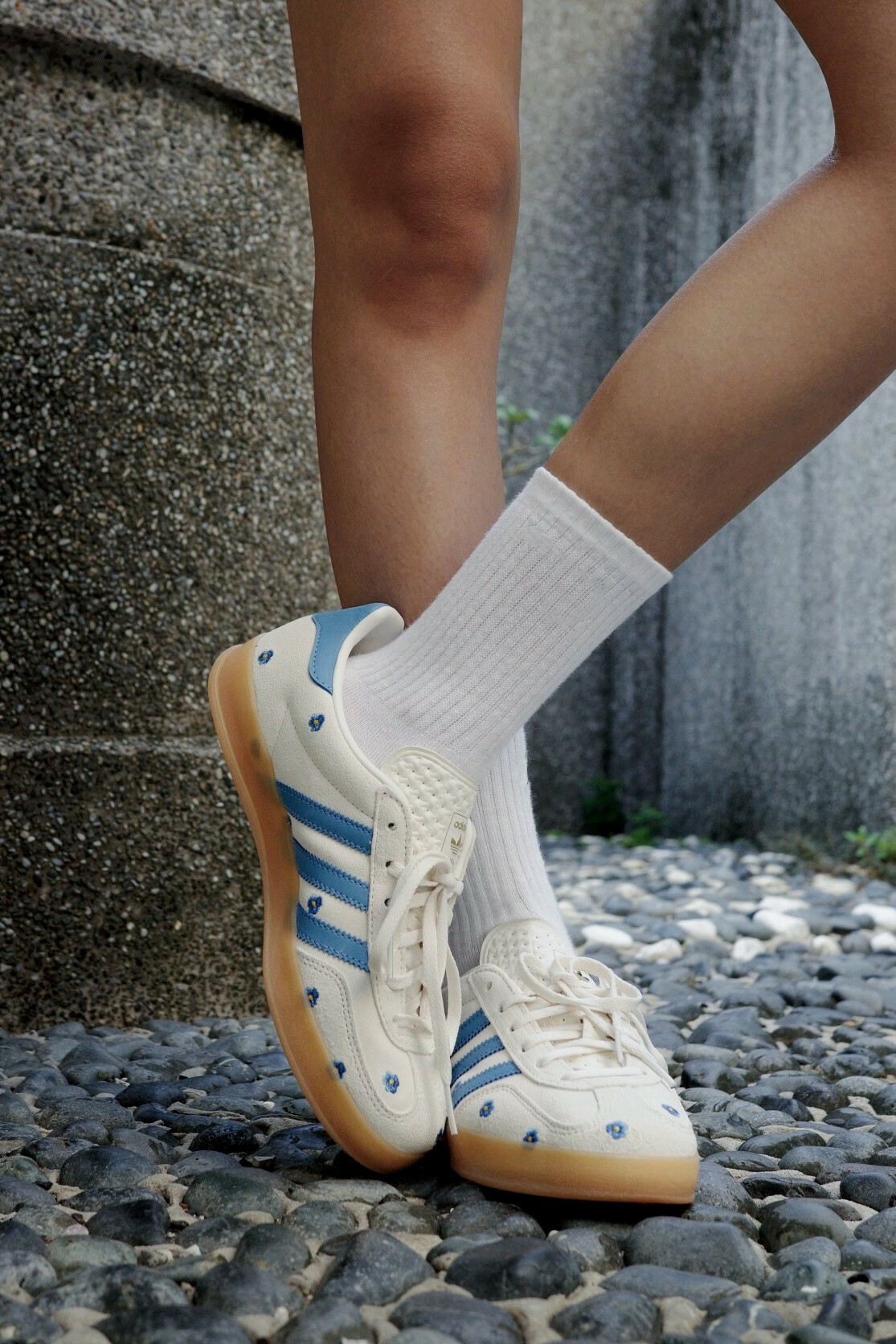 ADIDAS GAZELLE INDOOR 刺繡 花朵 小藍花 麂皮 焦糖底 女鞋 IF4491