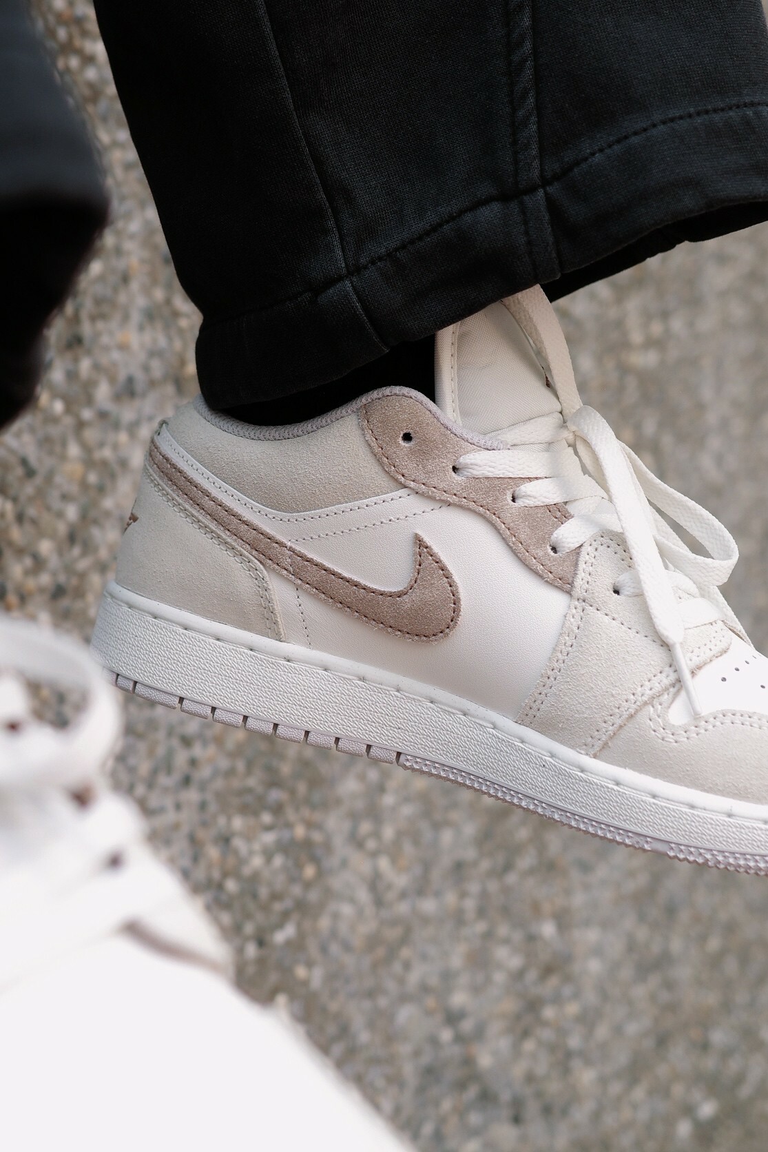 Air Jordan 1 low SE GS 麂皮 白奶茶 米白 白棕 大童鞋 女生尺寸（ HF1863-200 )