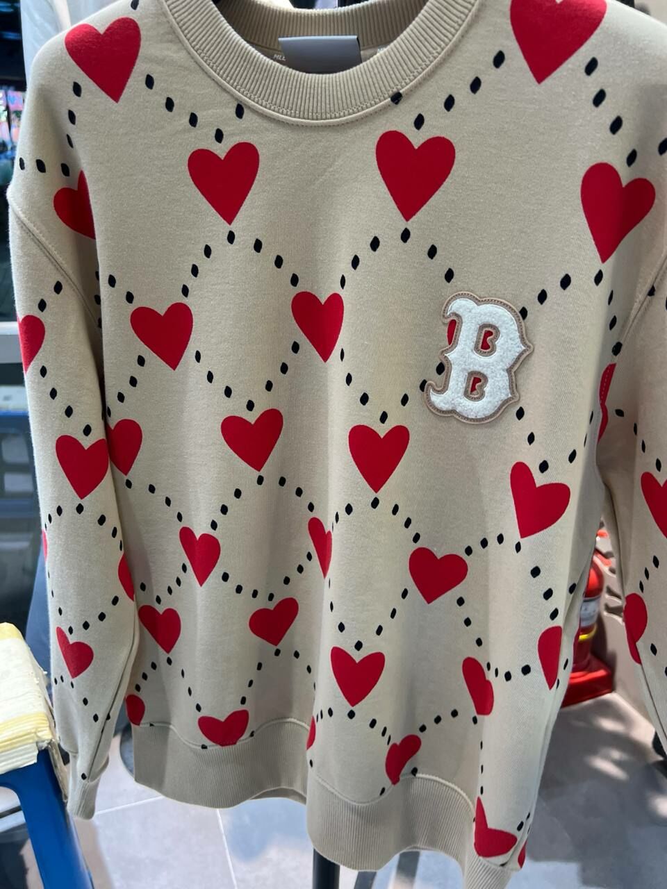 [S] MLB BOSTON EMBROIDERED LOGO PATCH WITH ALLOVER HEART PRINT SWEATSHIRT,BEIGE, 3AMTH0124K0001-43BGS (SMLB412)