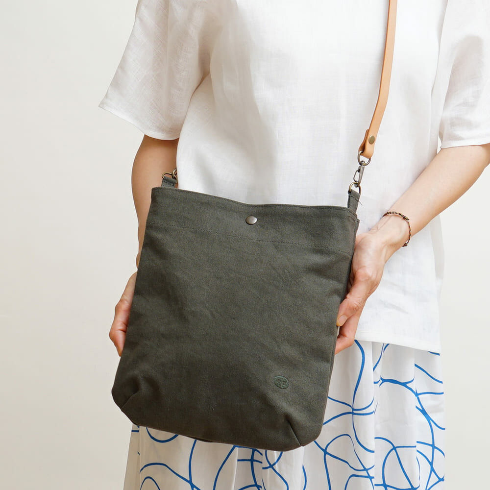 Faye  時尚小側背包  軍綠