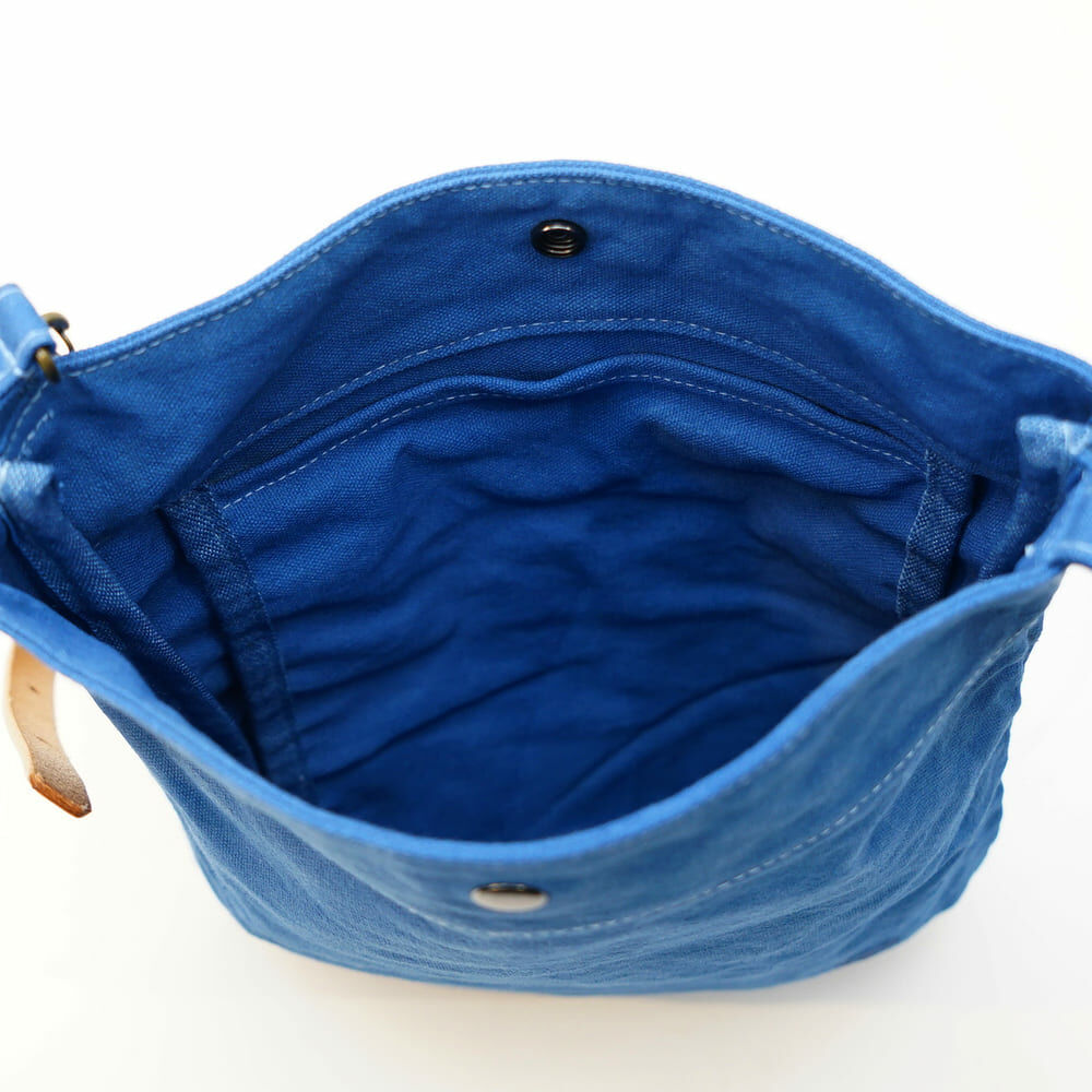 Faye 藍染時尚小背包，藍色水洗帆布搭配皮革細節，小巧輕便適合日常外出與城市通勤