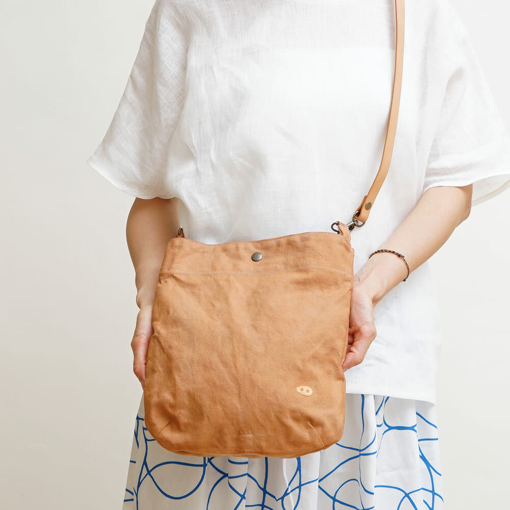 Faye 時尚小背包（薯榔染），自然棕調植物染帆布，搭配皮革細節，小巧設計適合日常外出與城市通勤