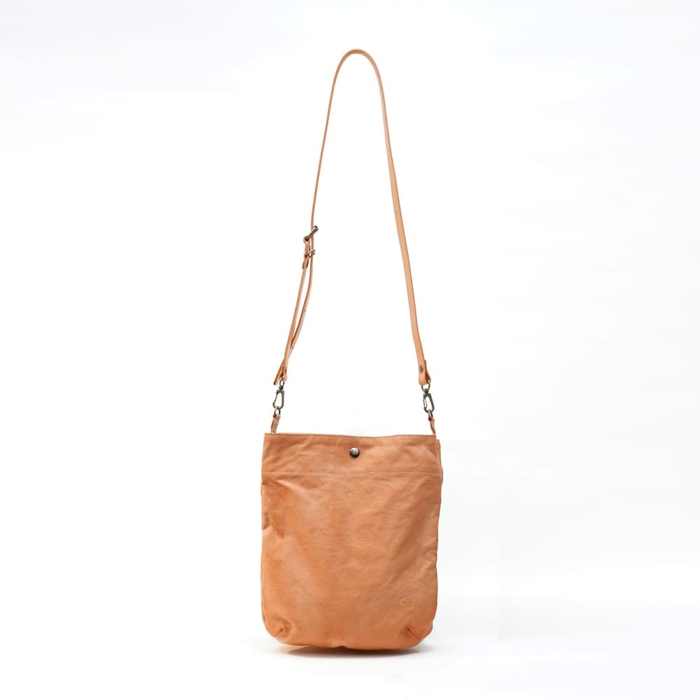 Faye 時尚小背包（薯榔染），自然棕調植物染帆布，搭配皮革細節，小巧設計適合日常外出與城市通勤