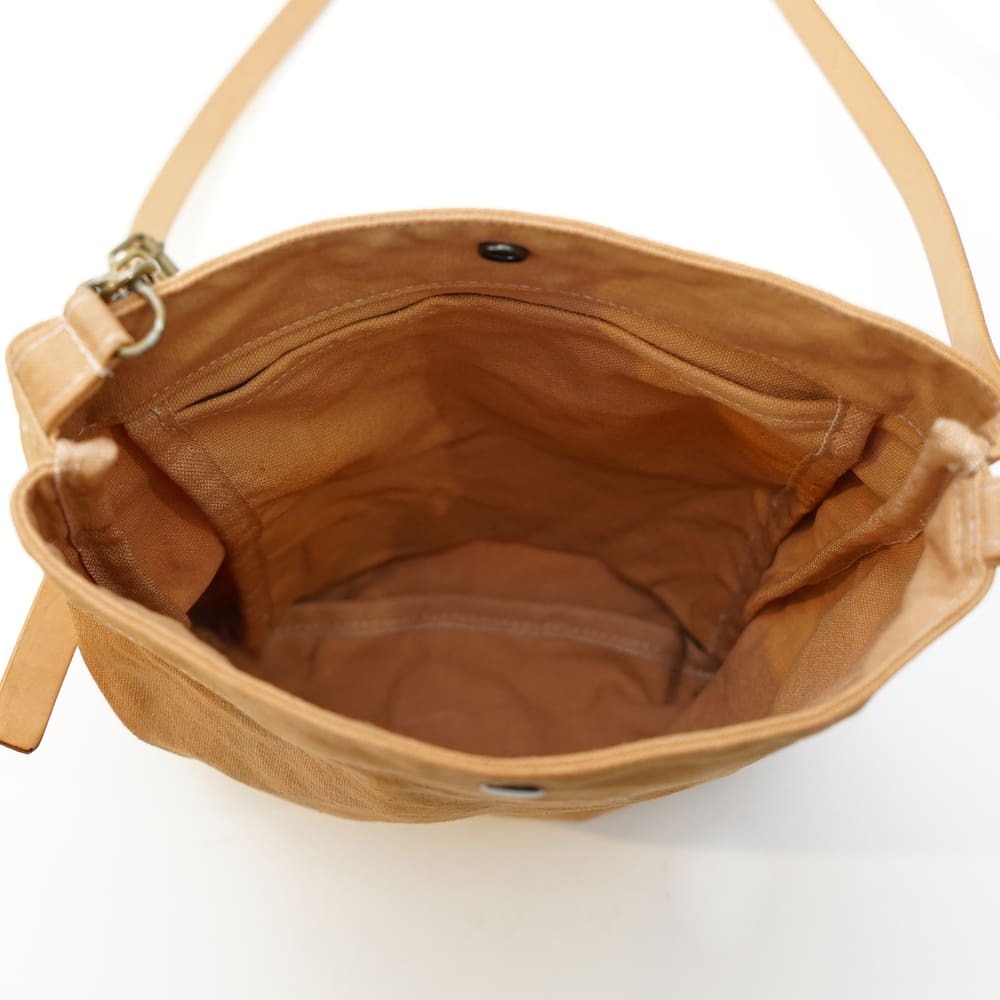 Faye 時尚小背包（薯榔染），自然棕調植物染帆布，搭配皮革細節，小巧設計適合日常外出與城市通勤