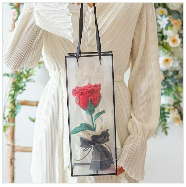 New wool hand-knitted crochet flower gift box (red Thai rose) Note: The color of the gift bag is random (transparent + black/transparent + white)