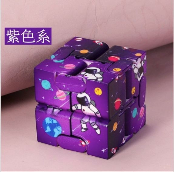 熱賣新款太空人指尖減壓魔方玩具 無限翻轉益智玩具(太空人-紫色)