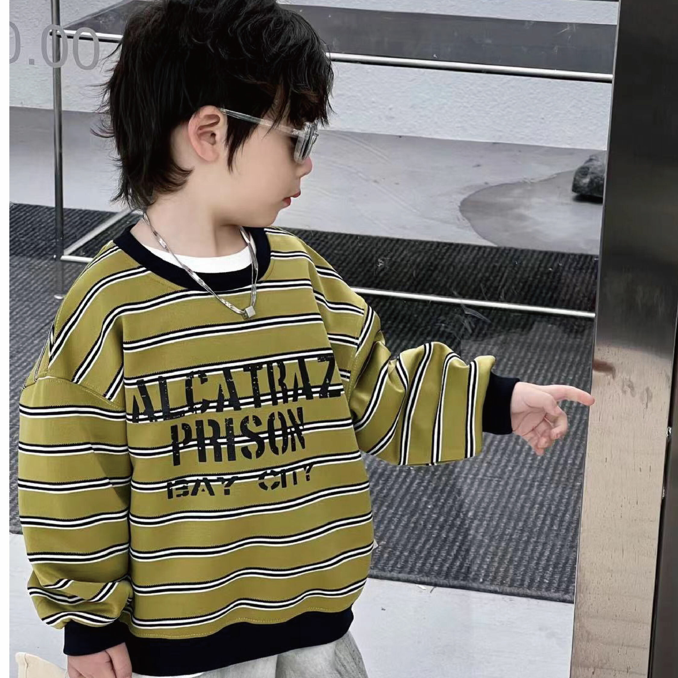 【H35816】藝術斑駁英字條紋上衣＊二色