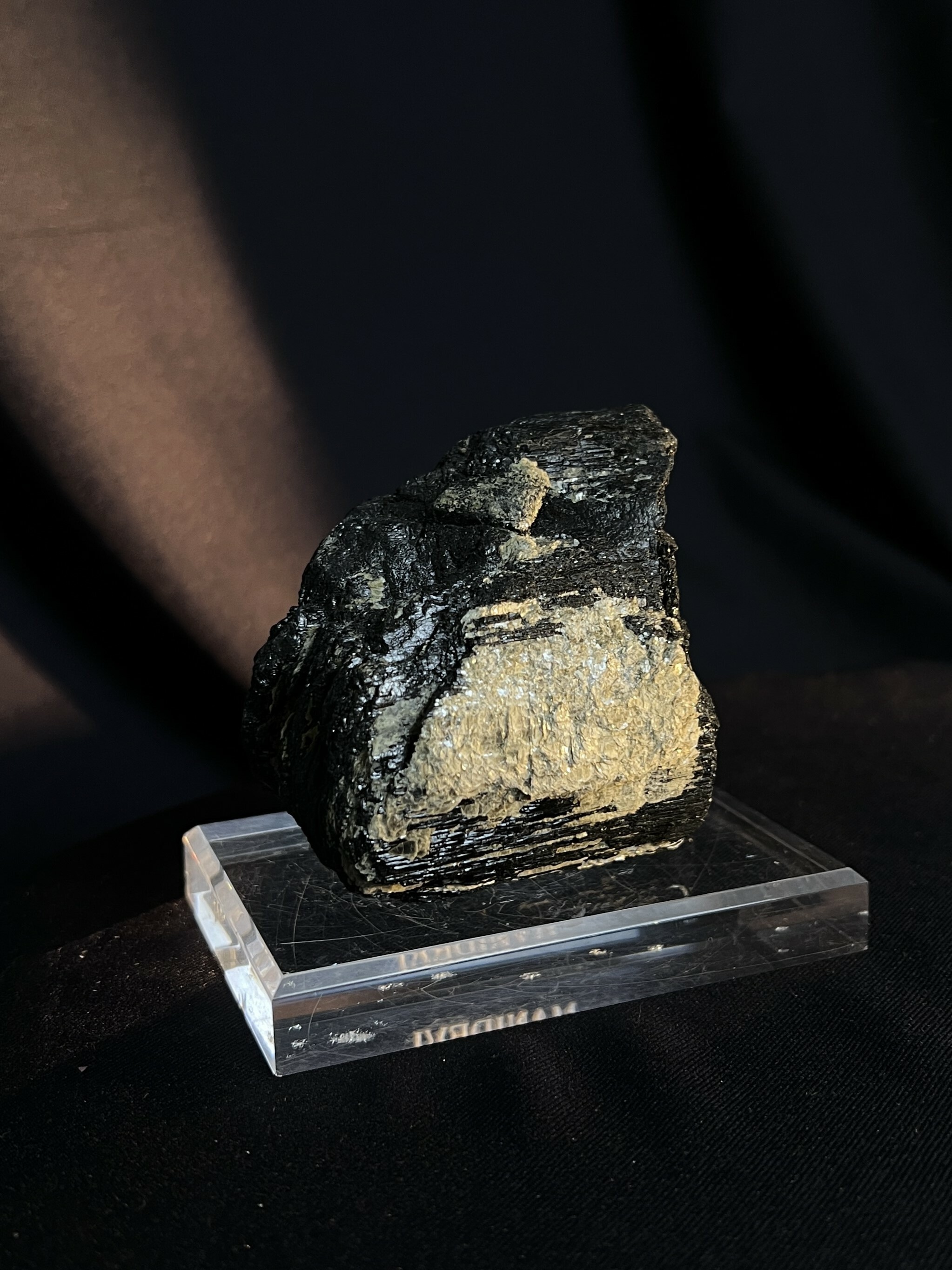 黑碧璽共生金雲母 Black Tourmaline with Golden Mica