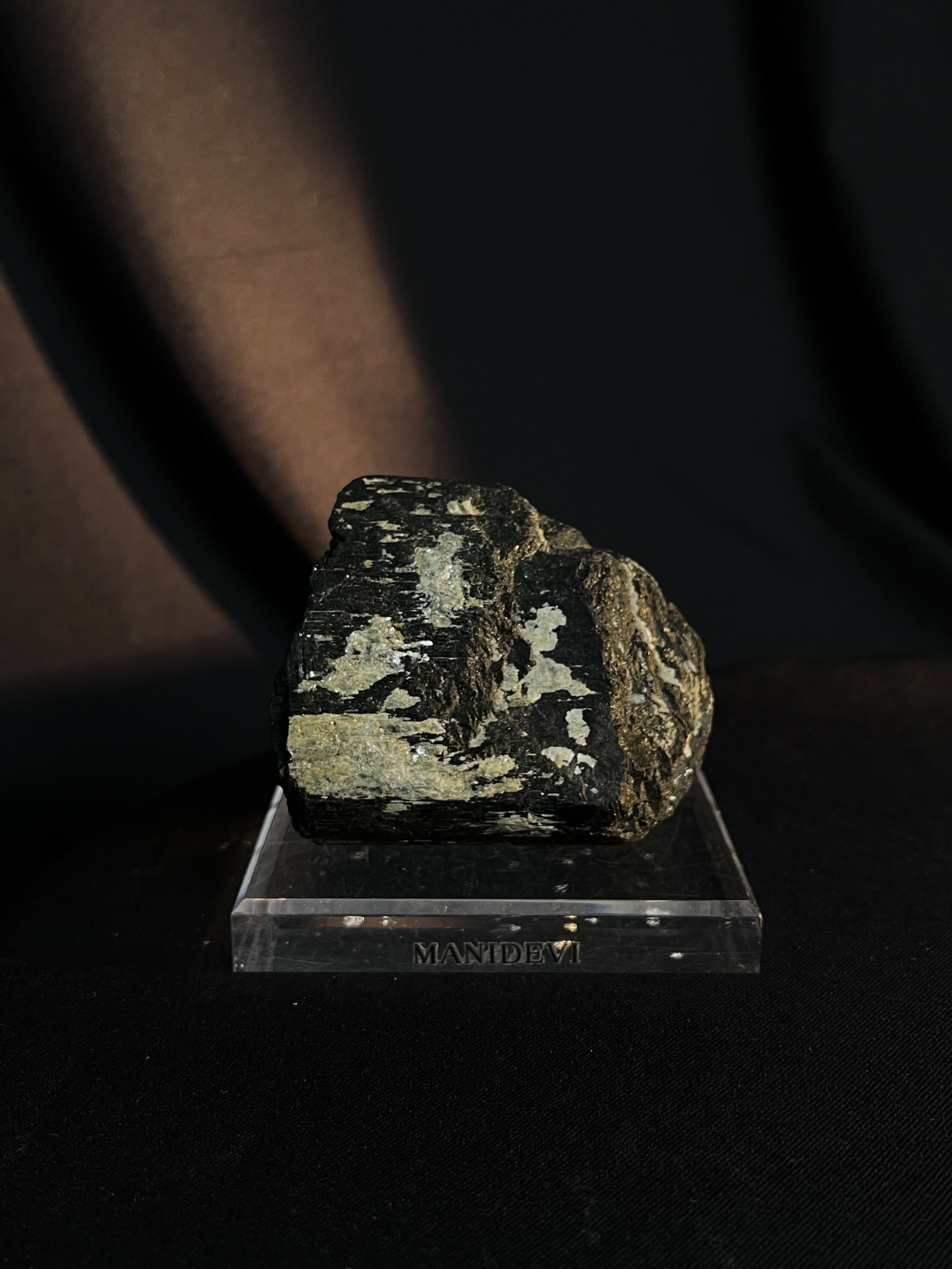 黑碧璽共生金雲母 Black Tourmaline with Golden Mica