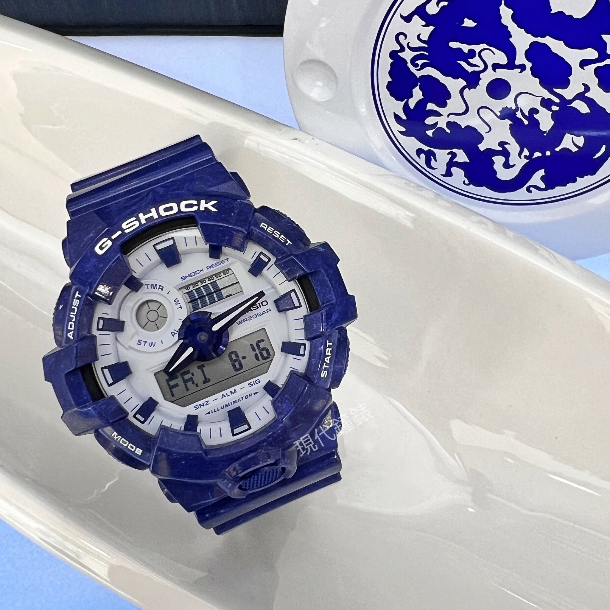 【G-SHOCK】限量經典青花瓷雙顯腕錶 GA-700BWP-2A 53.4mm 現代鐘錶