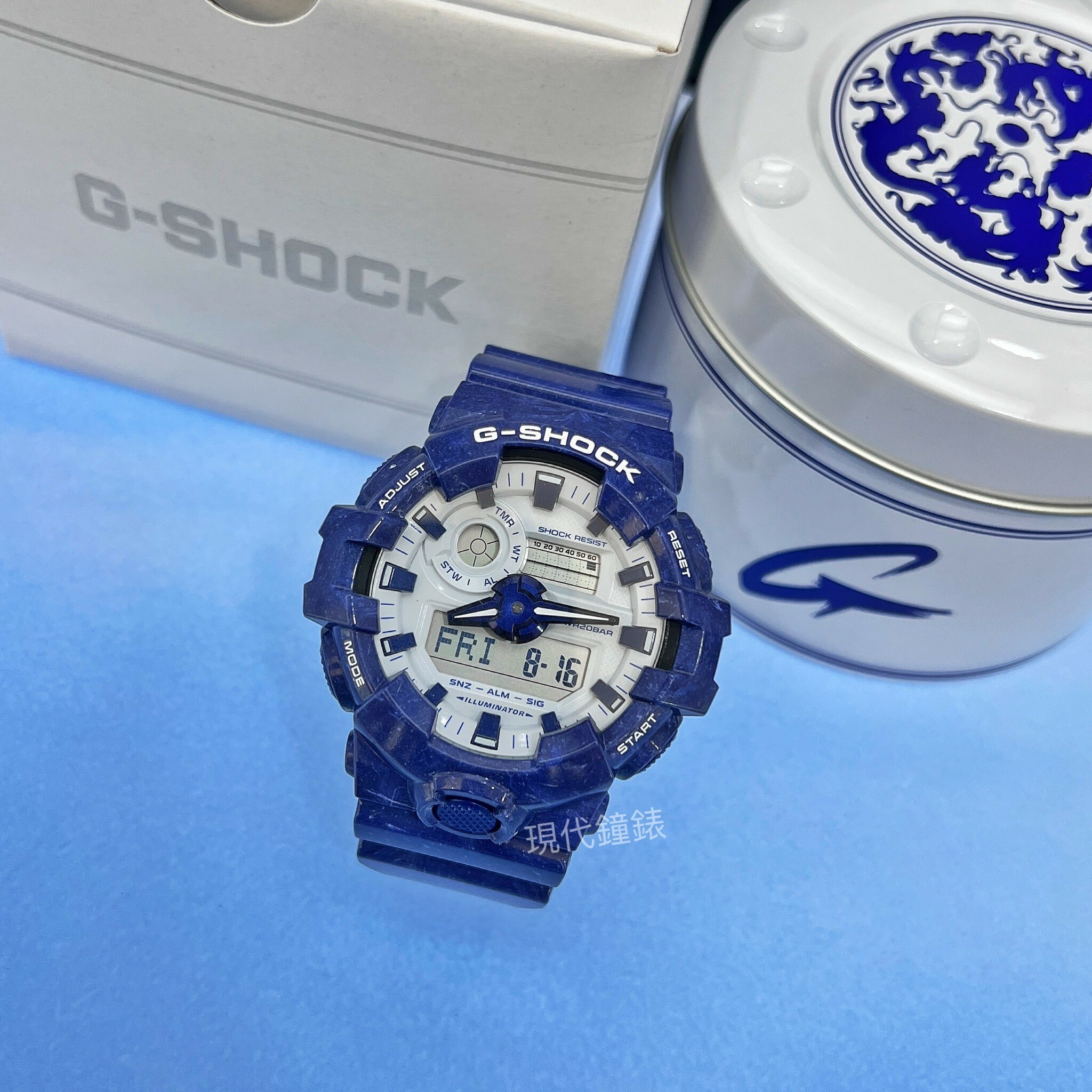 【G-SHOCK】限量經典青花瓷雙顯腕錶 GA-700BWP-2A 53.4mm 現代鐘錶