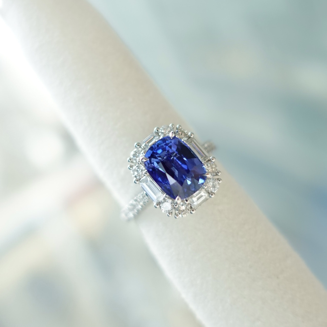 18K金矢車菊藍藍寶石鑽石戒指/吊墜兩用款-枕形切 (帶AIGS證書)