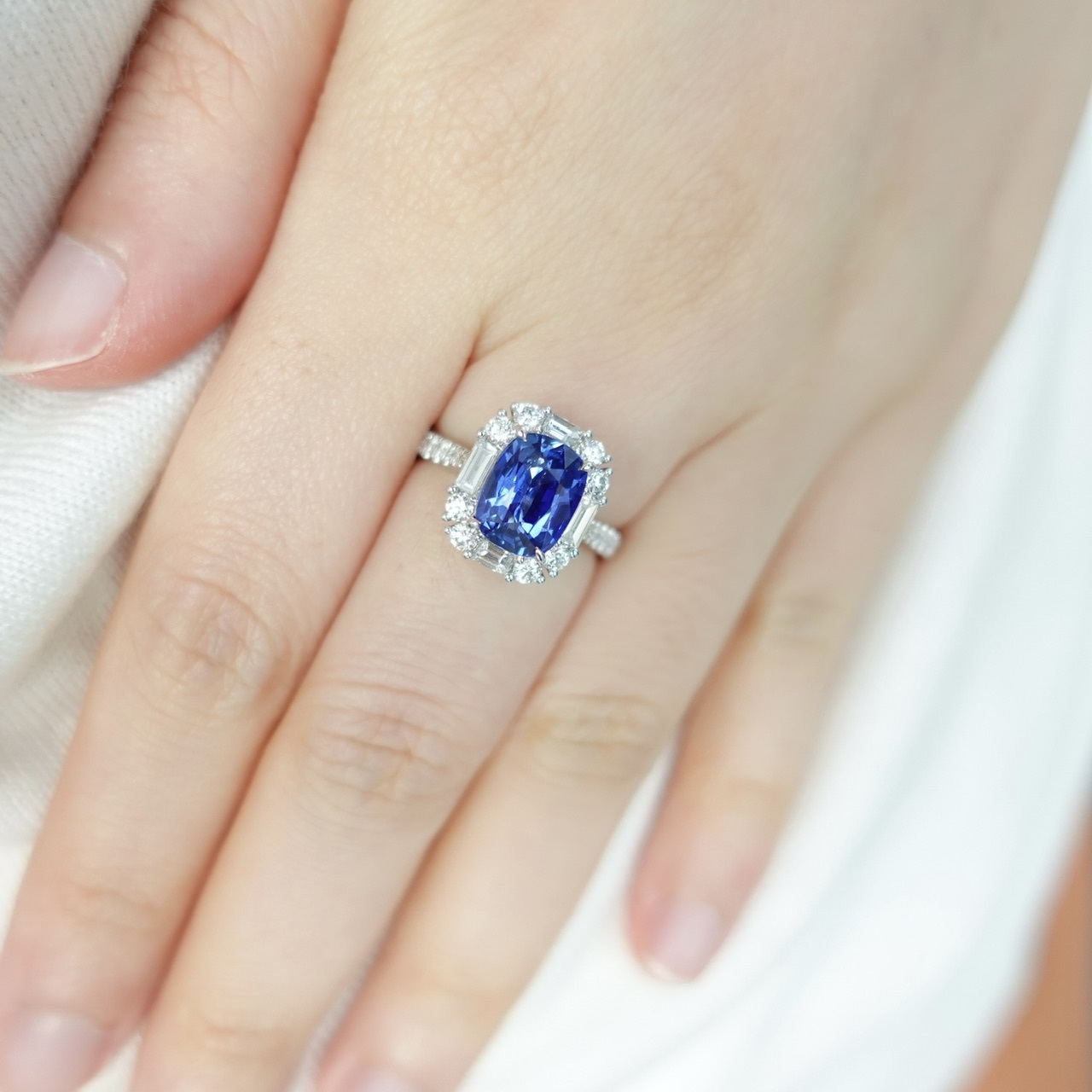 18K金矢車菊藍藍寶石鑽石戒指/吊墜兩用款-枕形切 (帶AIGS證書)