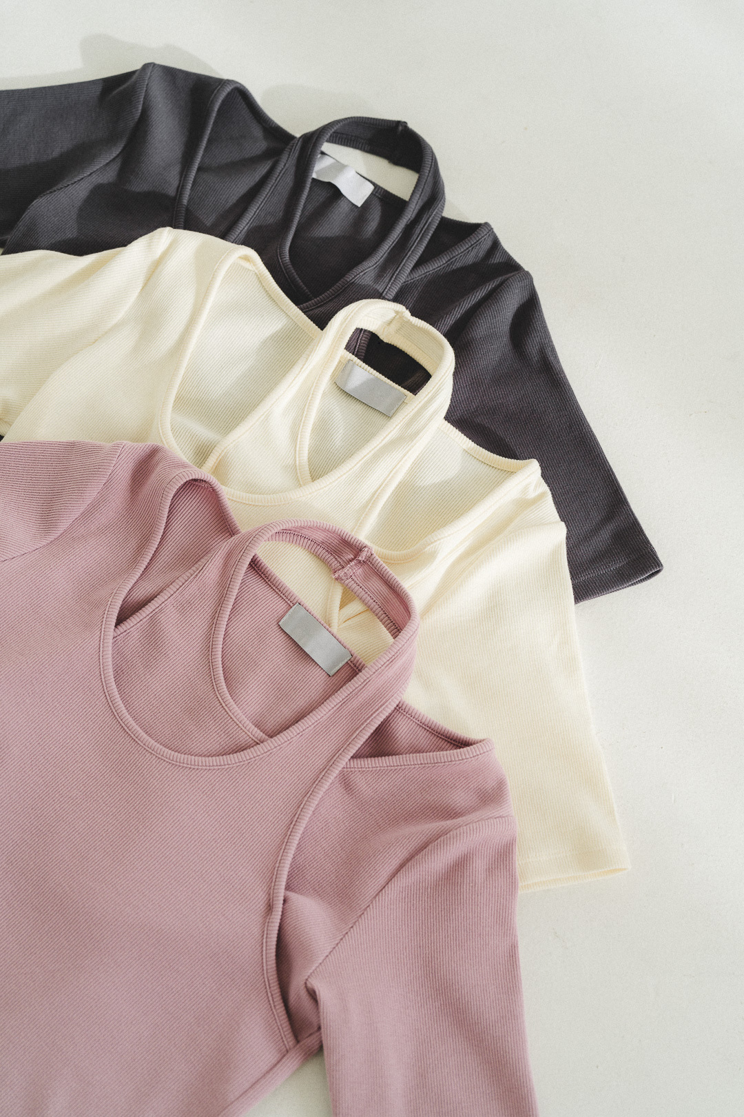 必收 ！繞頸設計感羅紋衣(三色)