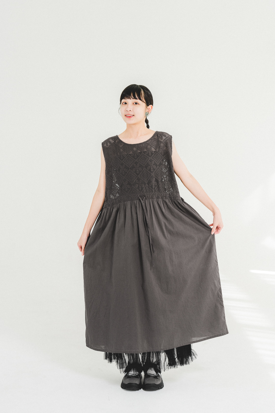 森林裡的下午茶！鉤花編織連衣裙(兩色-木炭)