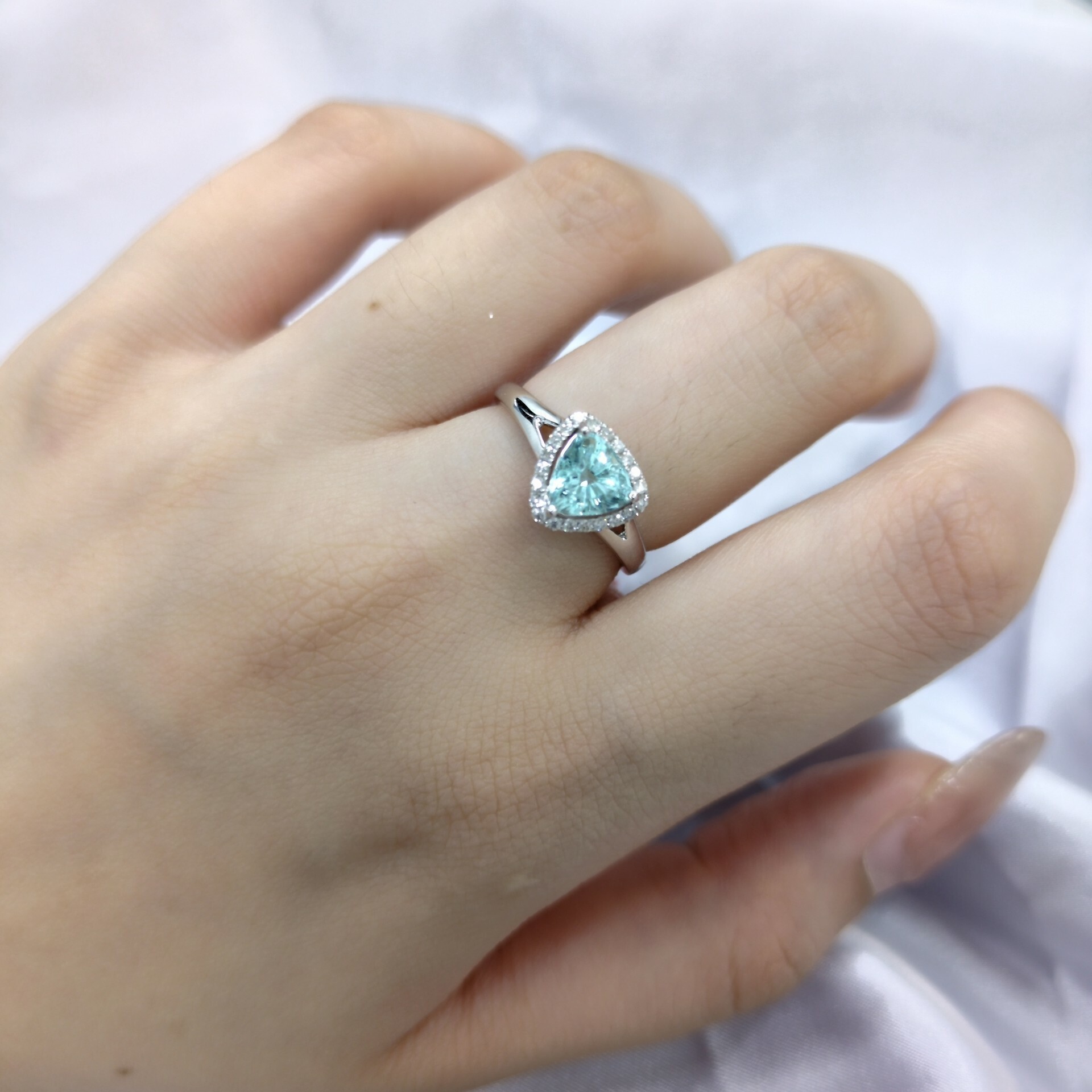 18K White Gold 0.88ct Paraiba and Diamond Ring