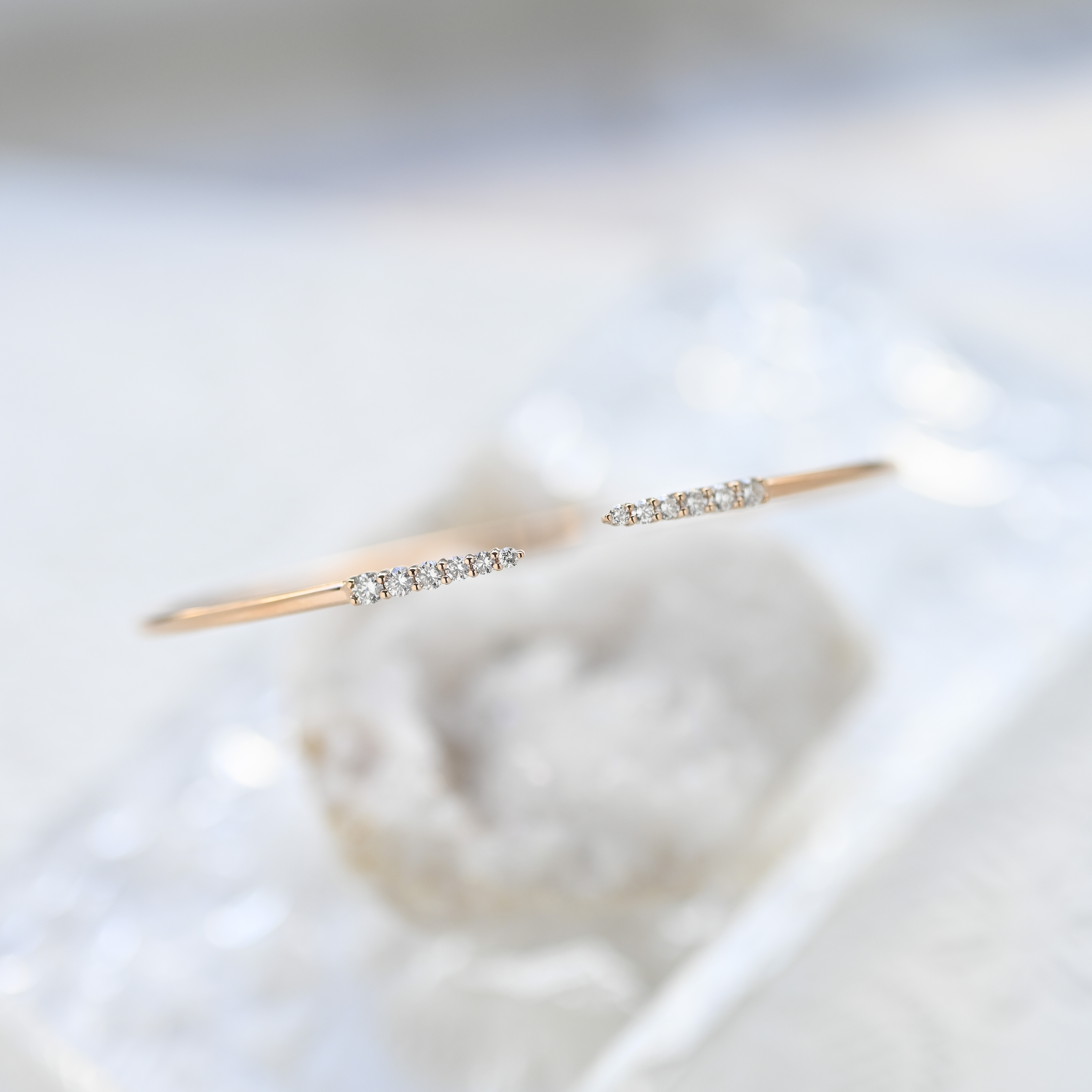 18K Oscailt Diamond Bangle