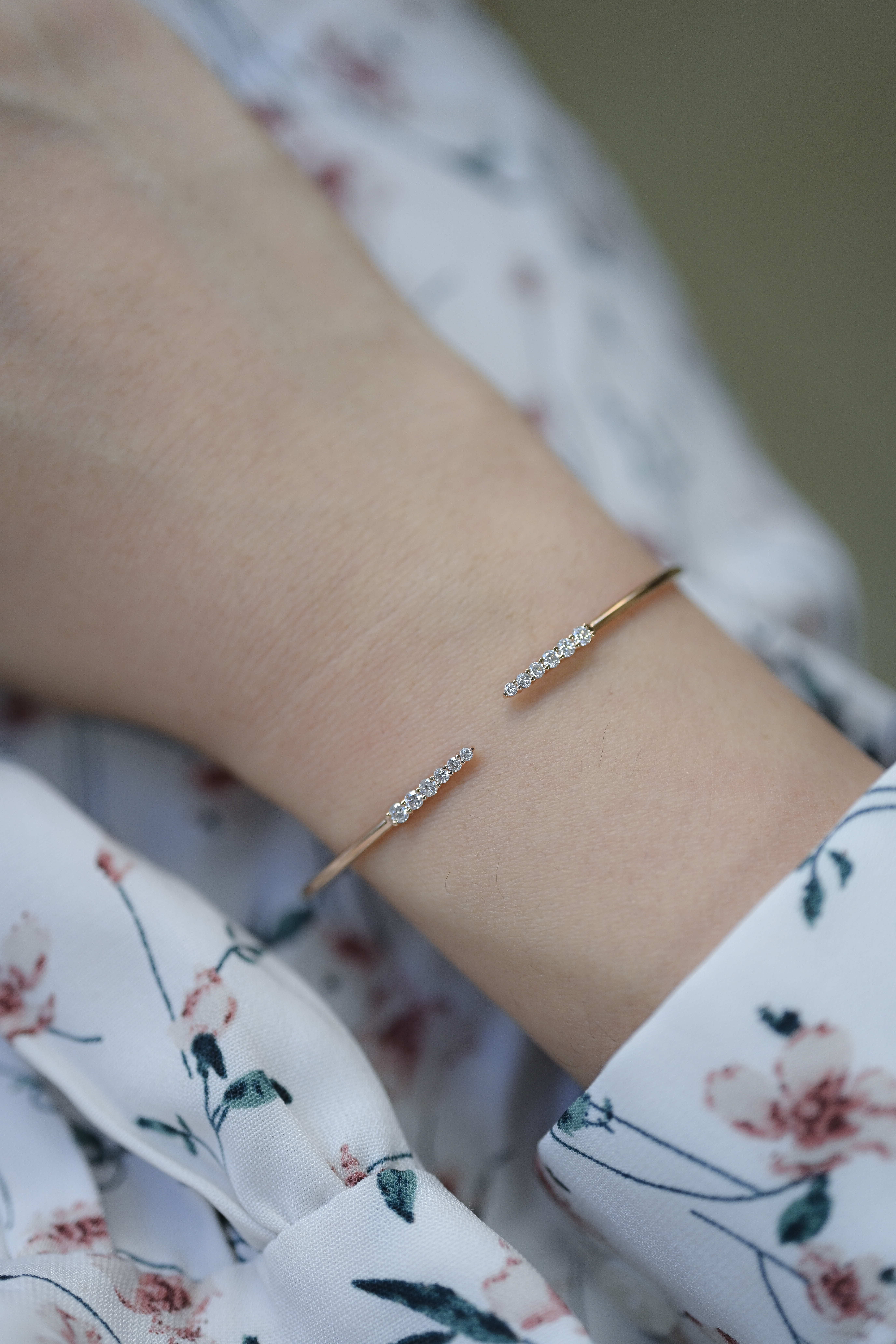 18K Oscailt Diamond Bangle