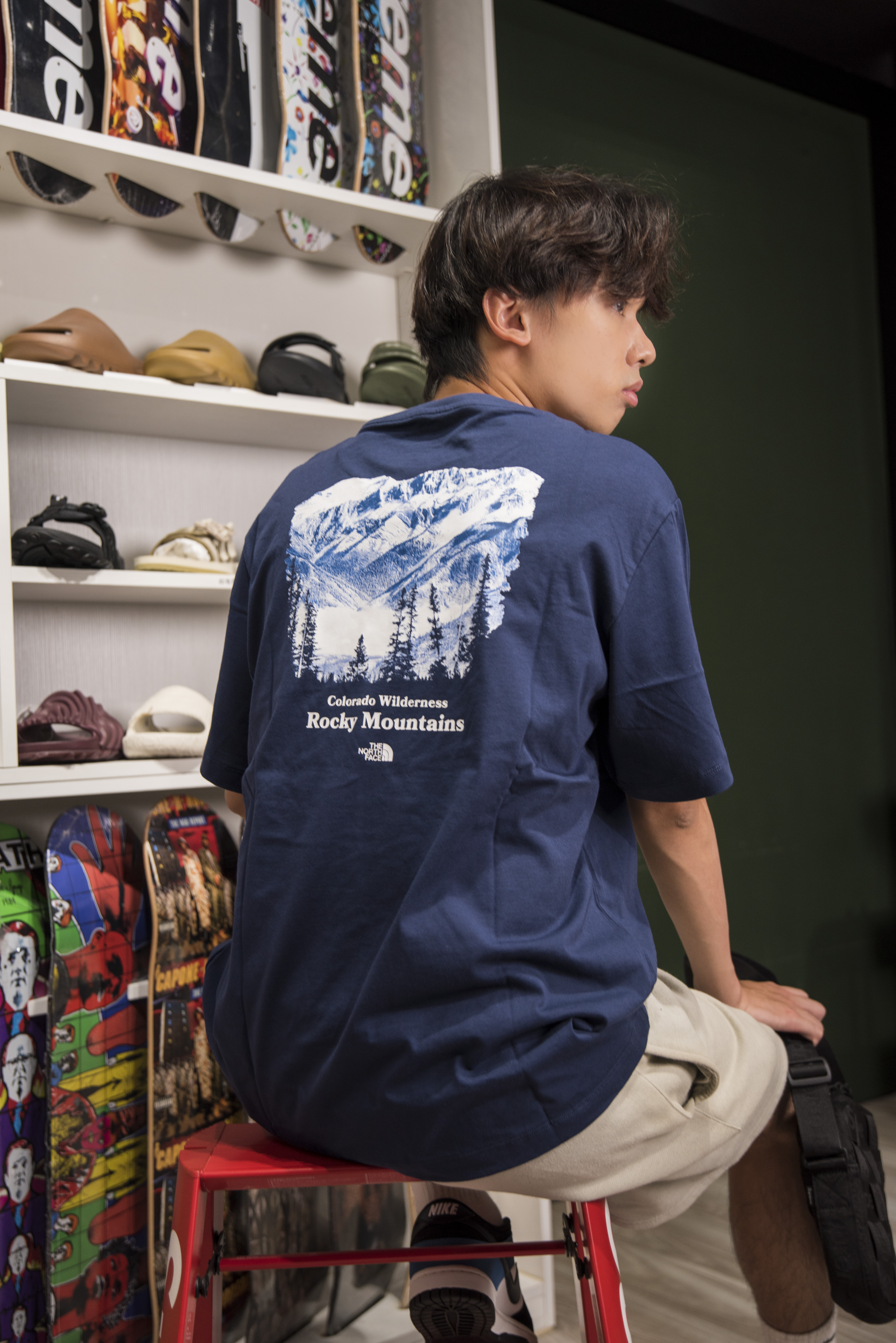-(E6c05)-THE NORTH FACE M PWL ROCKY MOUNTAIN SS TEE 雪山短T-NF0A88GK 黑(JK3)/灰藍(A0M)/深藍(8K2)