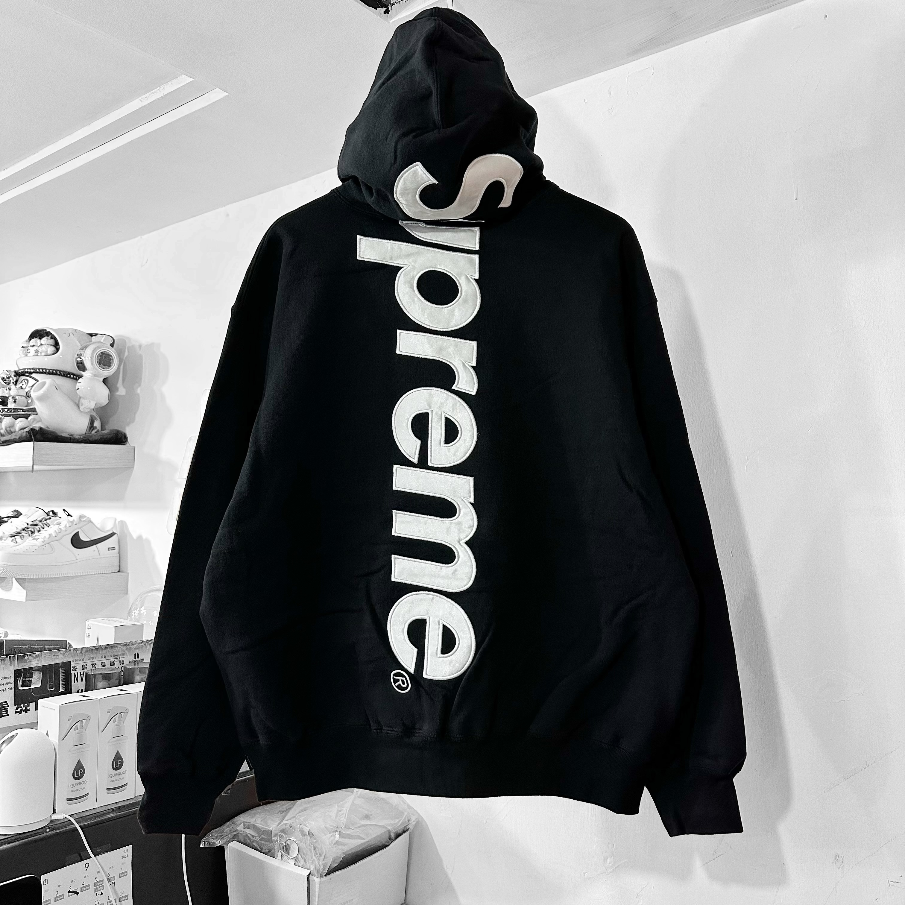 SUPREME FW24 SATIN APPLIQUÉ HOODED SWEATSHIRT BLACK SUPREME FW24 SATIN APPLIQUÉ HOODED SWEATSHIRT BLACK