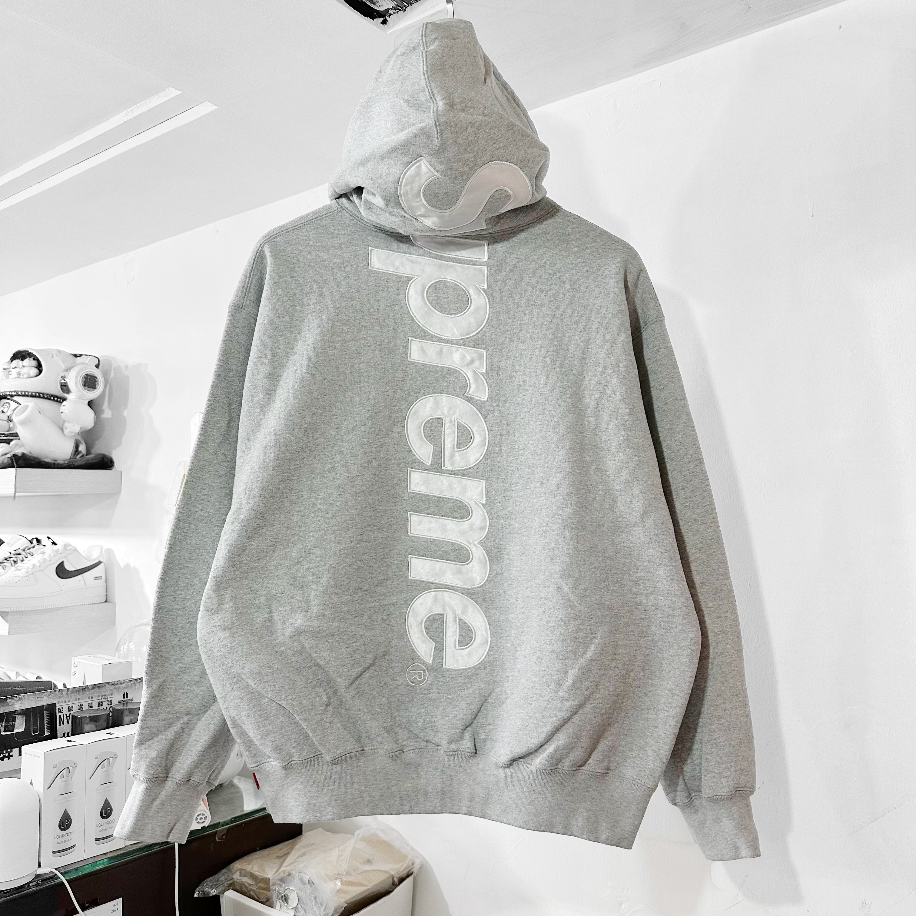 SUPREME  SATIN APPLIQUÉ HOODED SWEATSHIRT HEATHER GREY