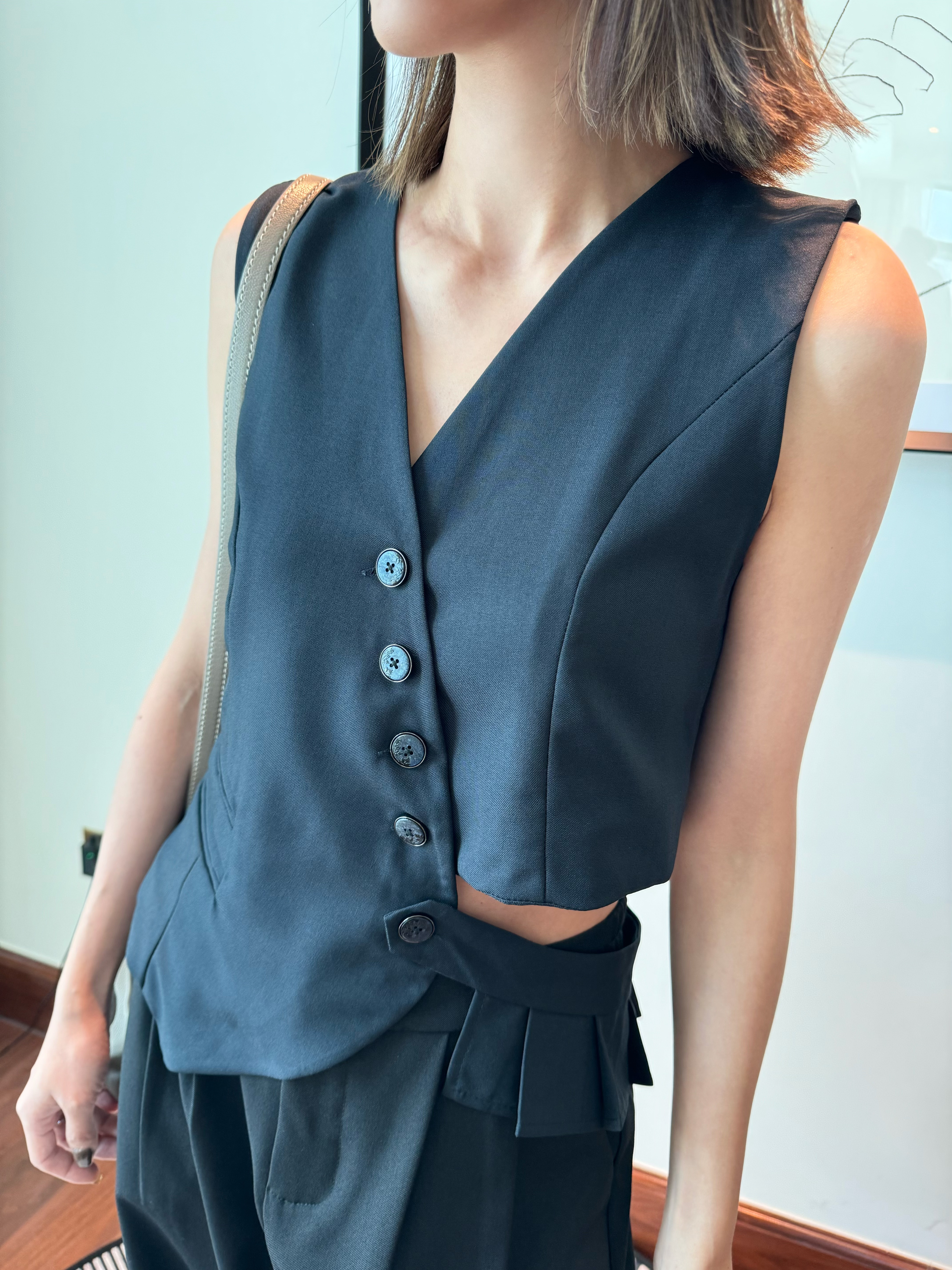 Asymmetric Button-Up Cut-Out Waistcoat_BZ249L19