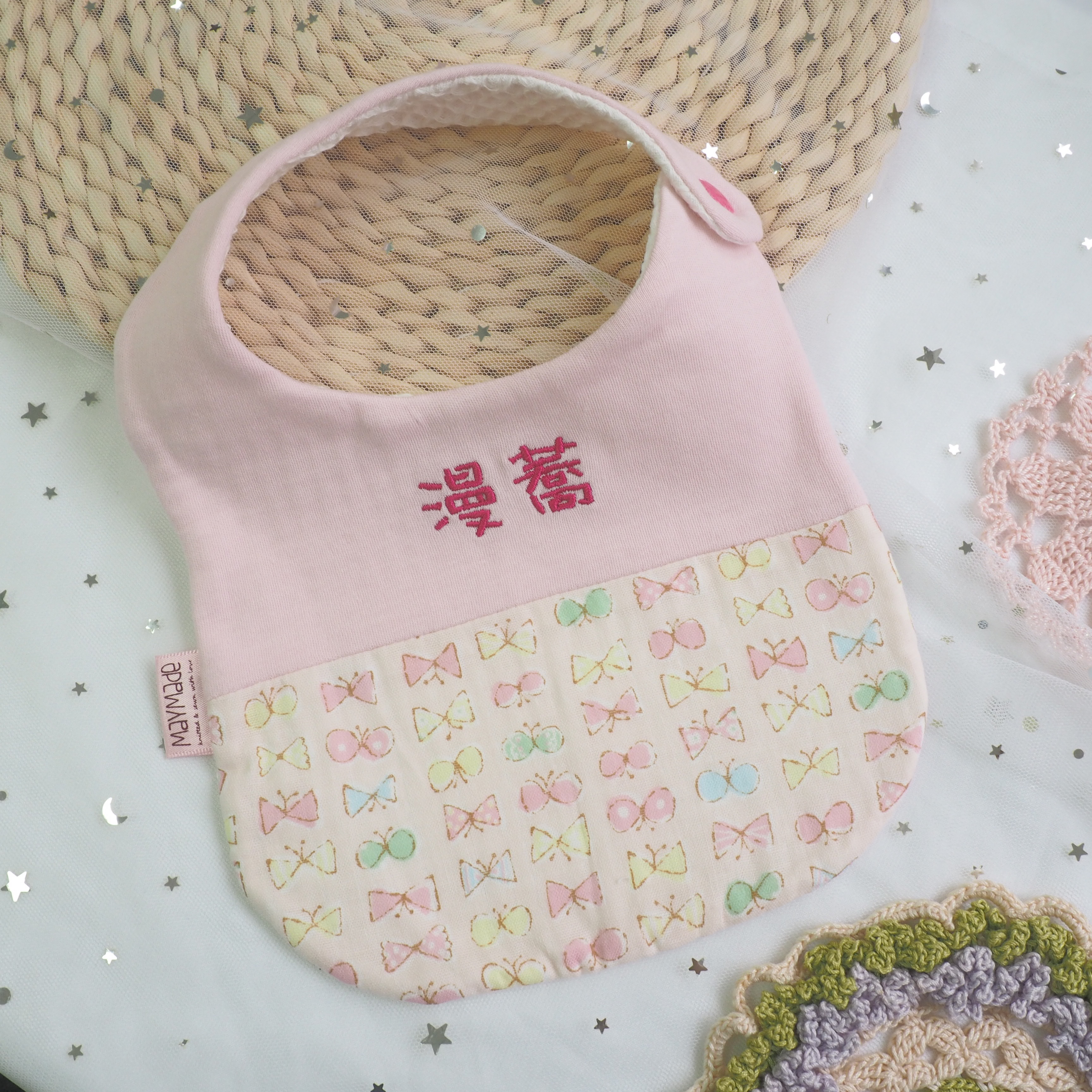 [SALE] 粉紅蝴蝶結圖案 拼布款繡名口水肩