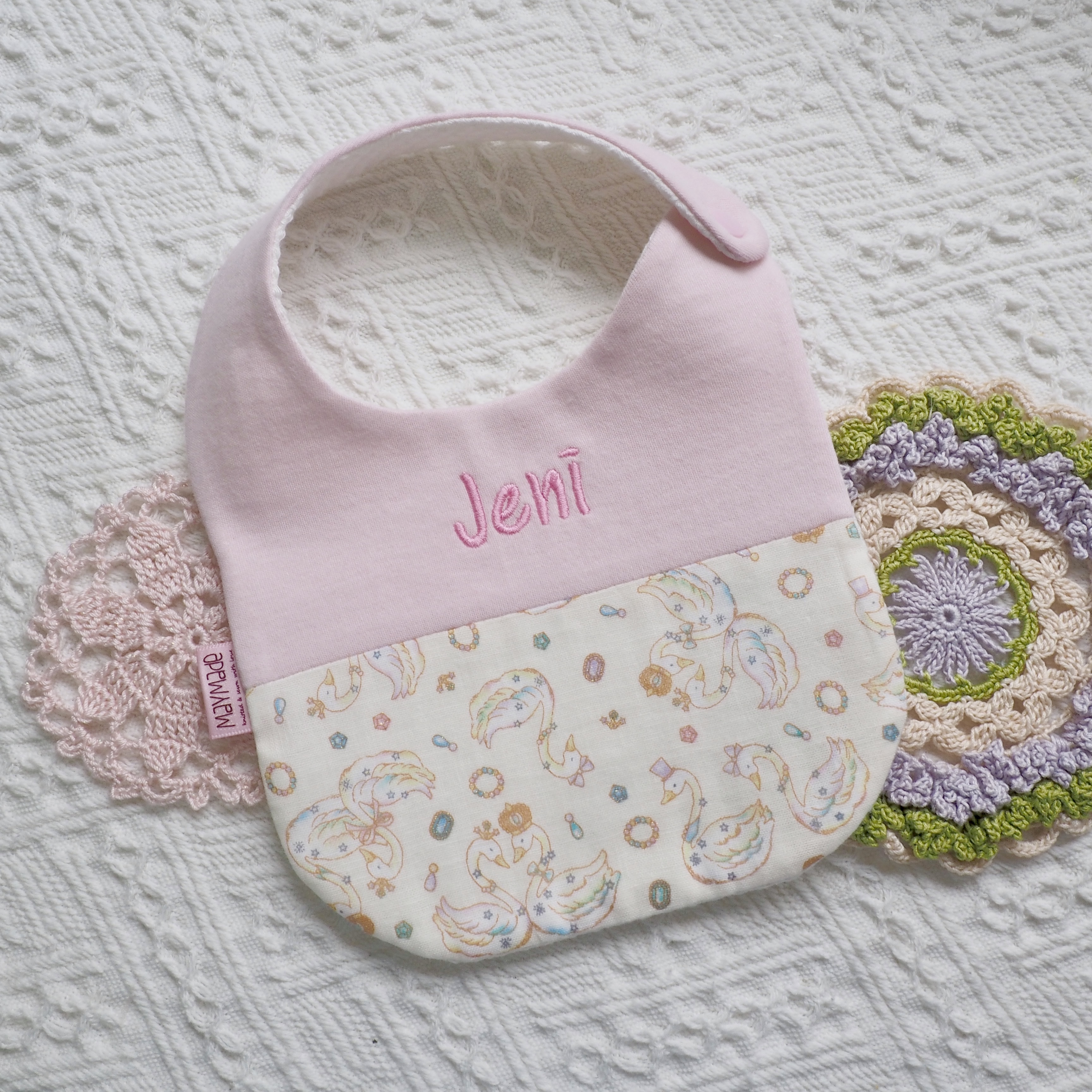 [SALE] 淡黃色天鵝圖案 拼布款繡名口水肩