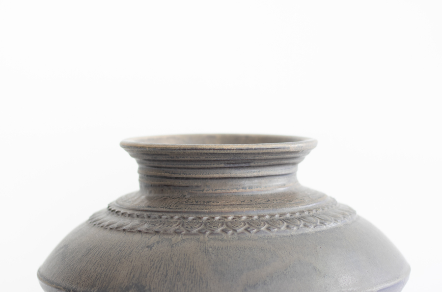 +g 生形由香-黑釉刻花紋壺