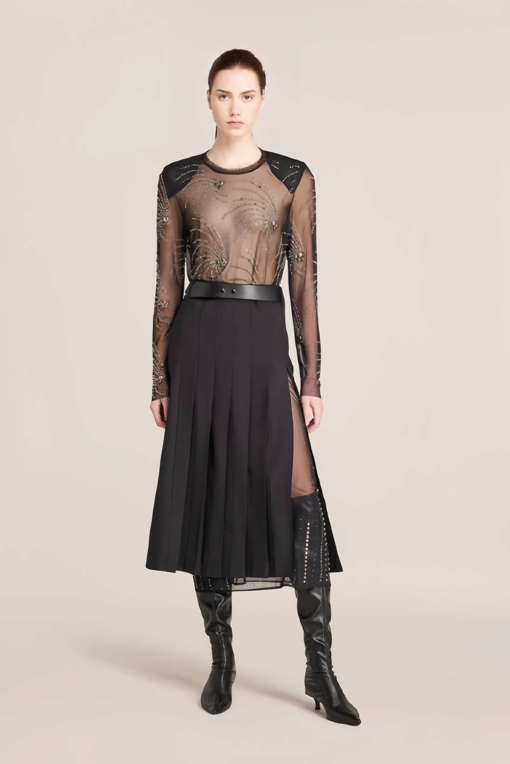 開岔百褶A字裙搭配內襯鑽飾鉚釘