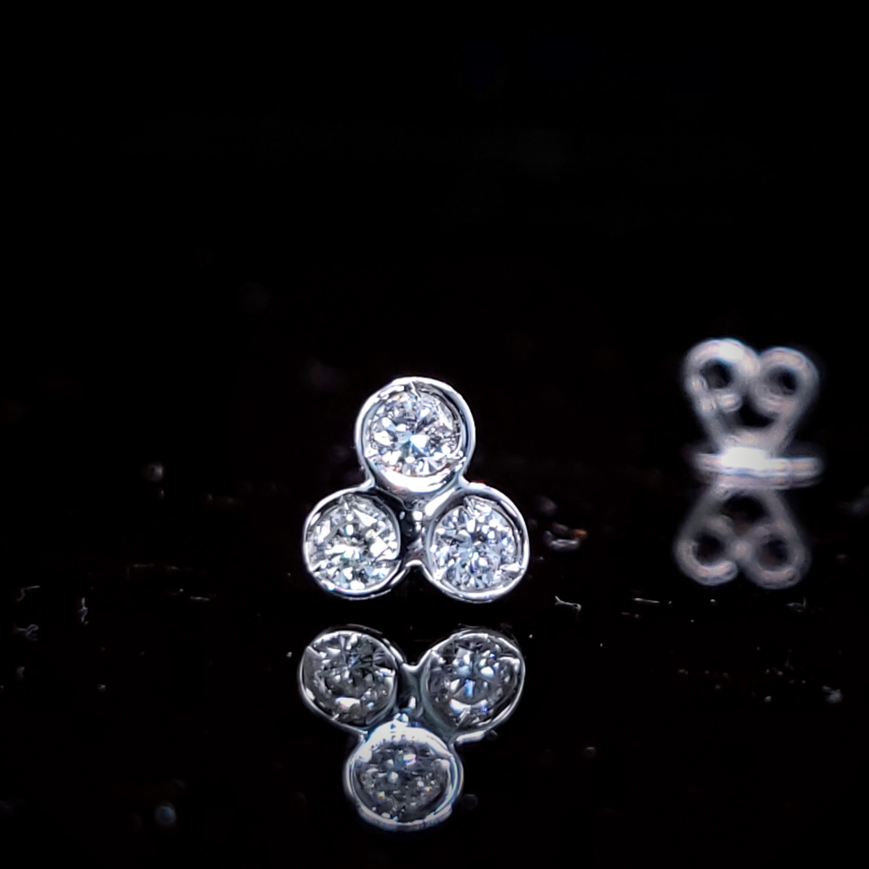 18K White Gold 0.18ct Diamond Single Earrings