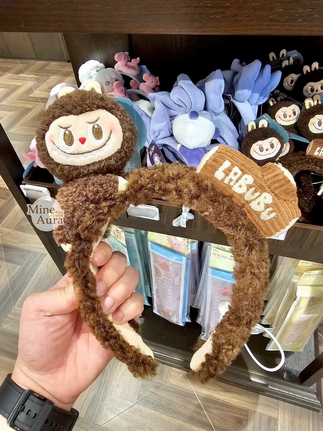 POP MART 泡泡瑪特 THE MONSTERS 經典系列 拉布布 LABUBU 趴姿 趴趴造型 絨毛 髮圈 髮箍 -泡泡瑪特城市樂園