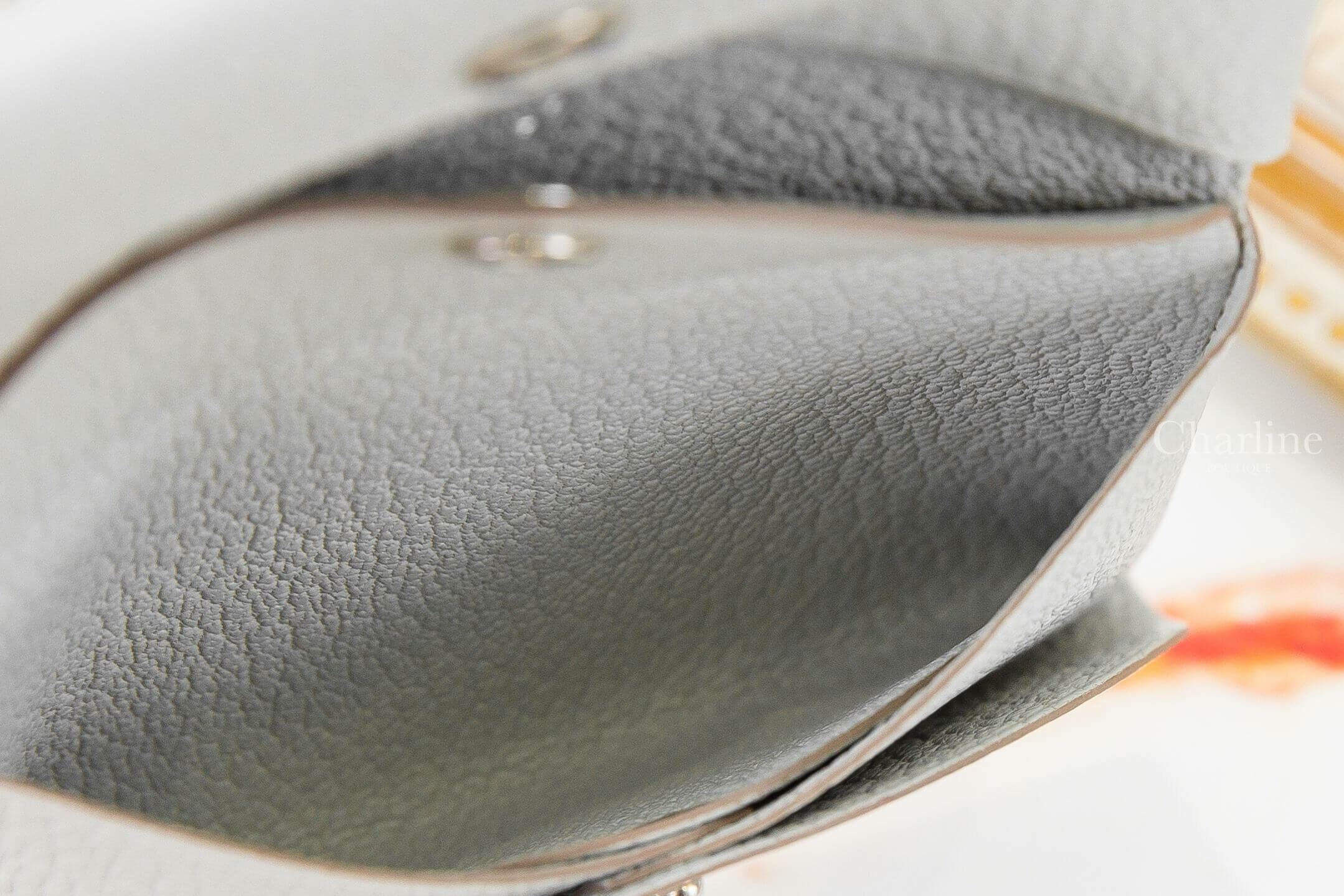 Hermès Calvi Duo Compact Card Holder 珍珠灰山羊皮信封釦式零錢袋卡片夾-Charline Boutique 精品代購