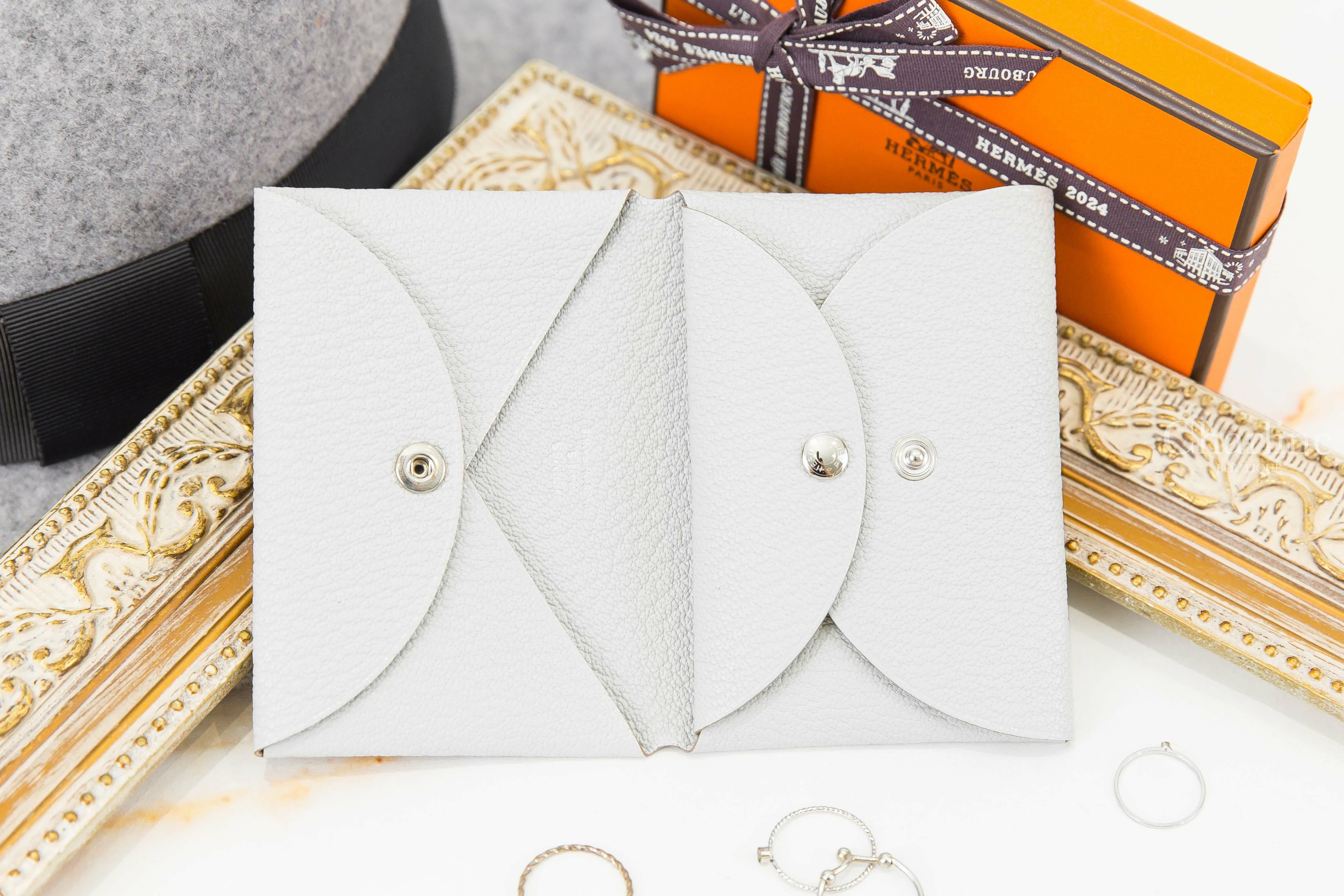Hermès Calvi Duo Compact Card Holder 珍珠灰山羊皮信封釦式零錢袋卡片夾-Charline Boutique 精品代購