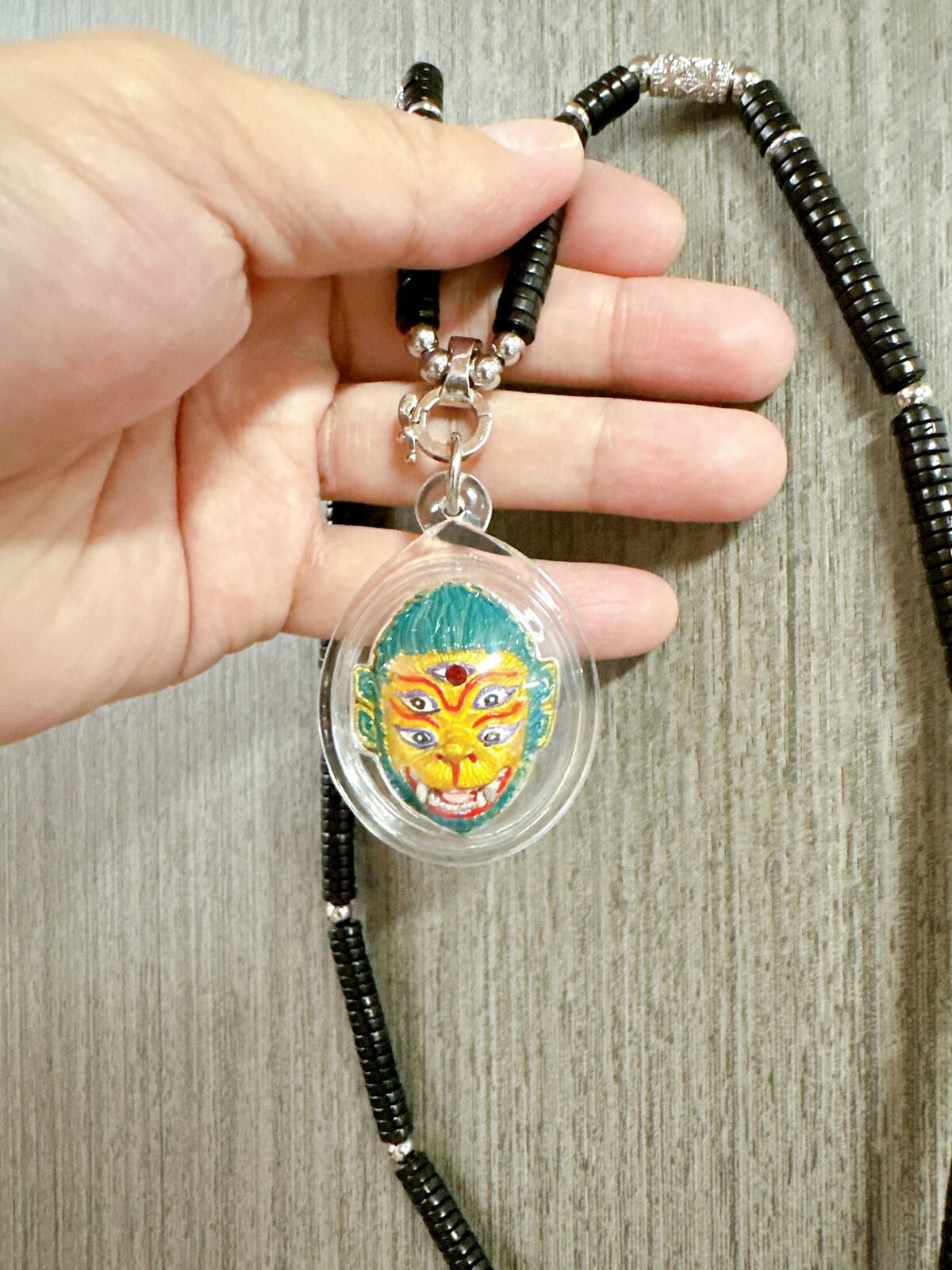 阿贊蘇賓師傅供請 彩繪暴力招財五眼四耳天神佛牌 (不連鏈)