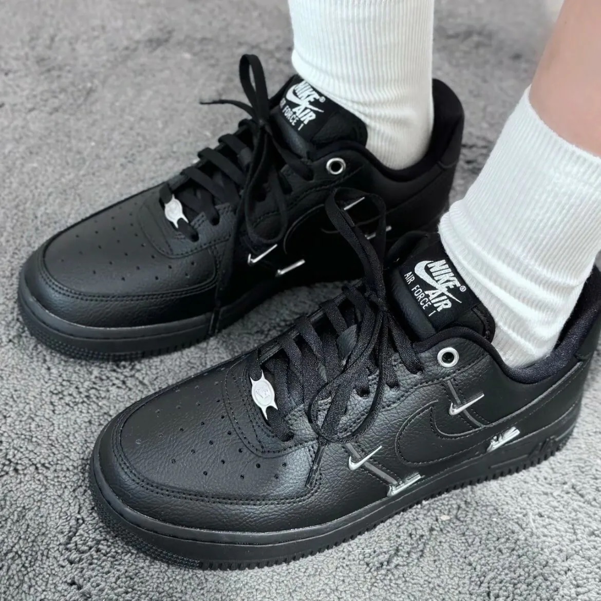 【預訂】NIKE AIR FORCE 1  07 LX 黑銀剔（泫雅款）-WOMEN