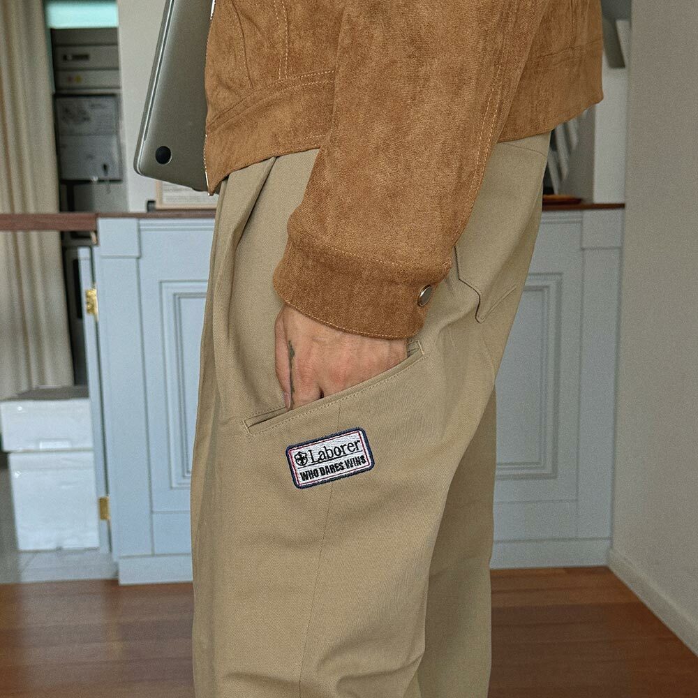 刺繡徽章雙摺休閒褲