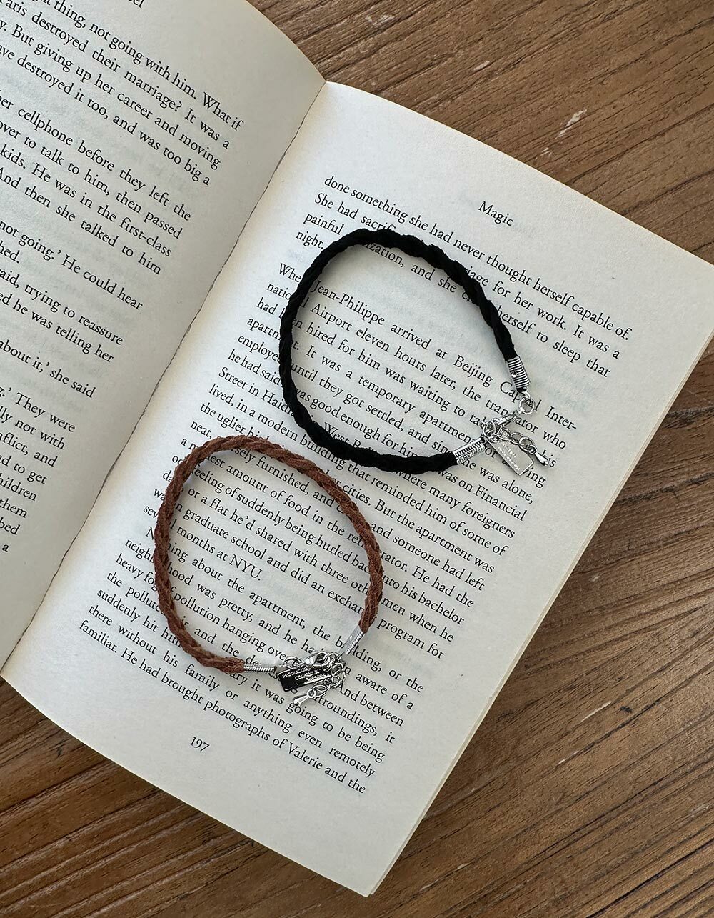 絨面革扭結手環