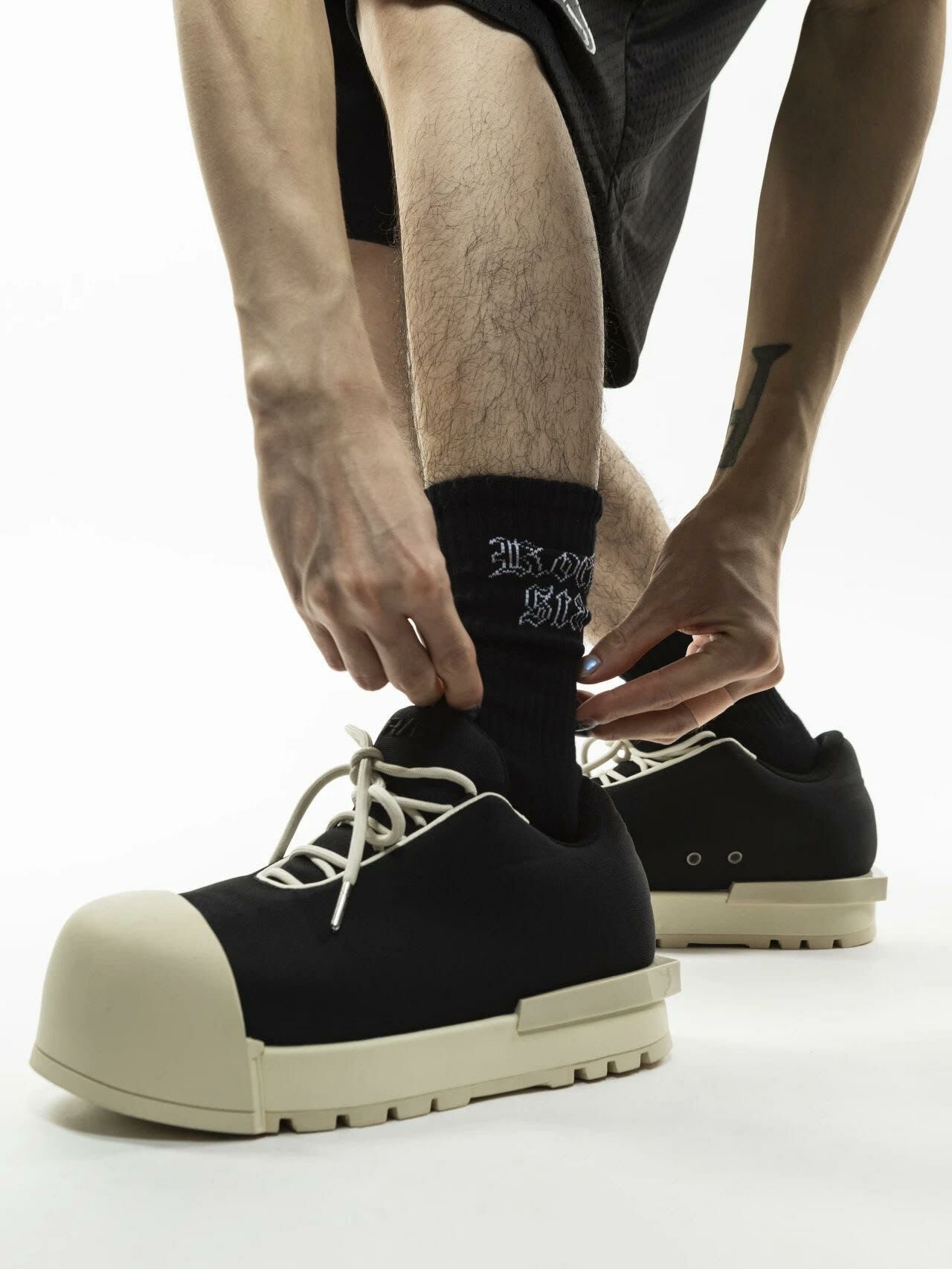 ROCKSTA 基本款 歌德字體 百搭 黑白雙色 中筒襪