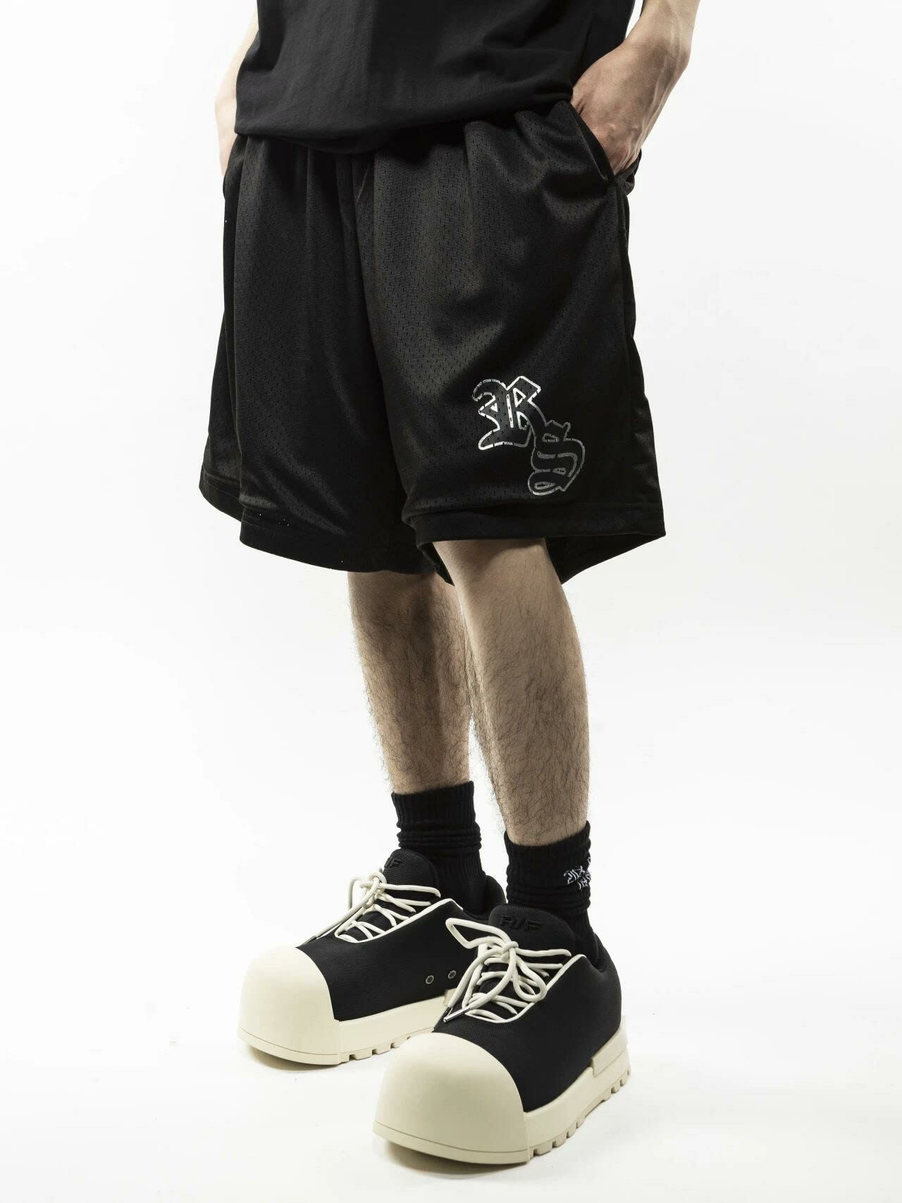 ROCKSTA 透氣網眼 哥德字體 膠印Logo印花 籃球短褲