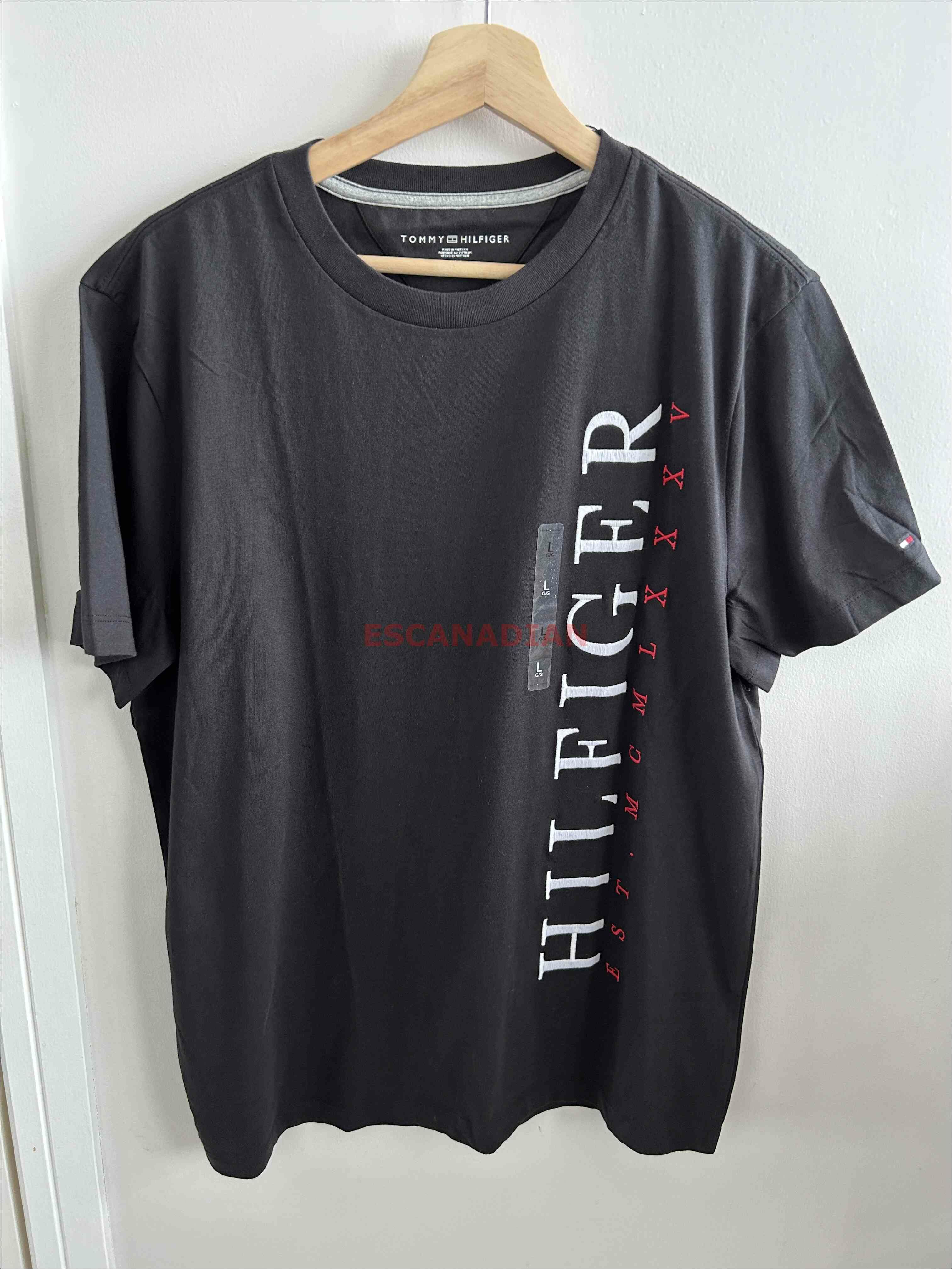 TOMMY 男大人 直條電繡字樣 短TEE