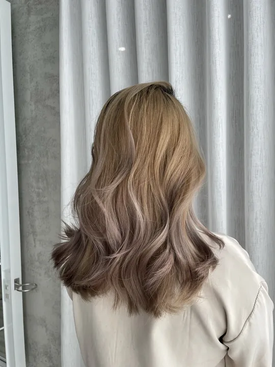 After using the color-depositing shampoo, the green tint at the hair ends disappeared.