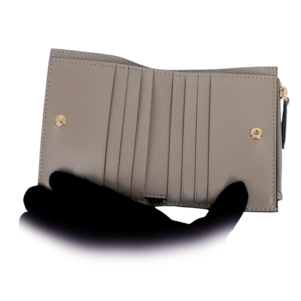 【FENDI】Baguette FF Logo 納帕皮革二折暗釦短夾(鴿子灰) 8M0506 AAJD F0E65