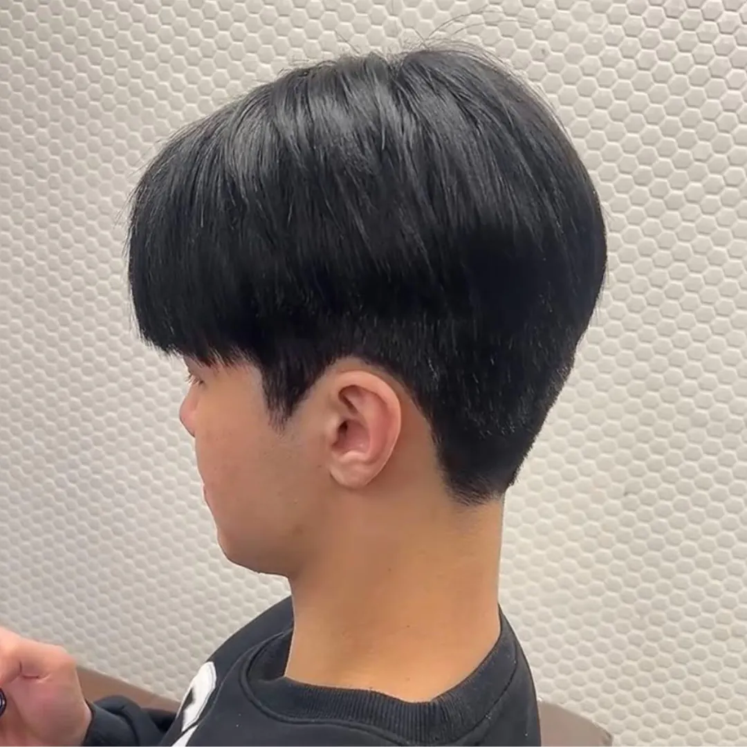 Recommended hairstylist Nick from Yaze Salon in Taipei's Gongguan area showcases his Pressed Perm work.