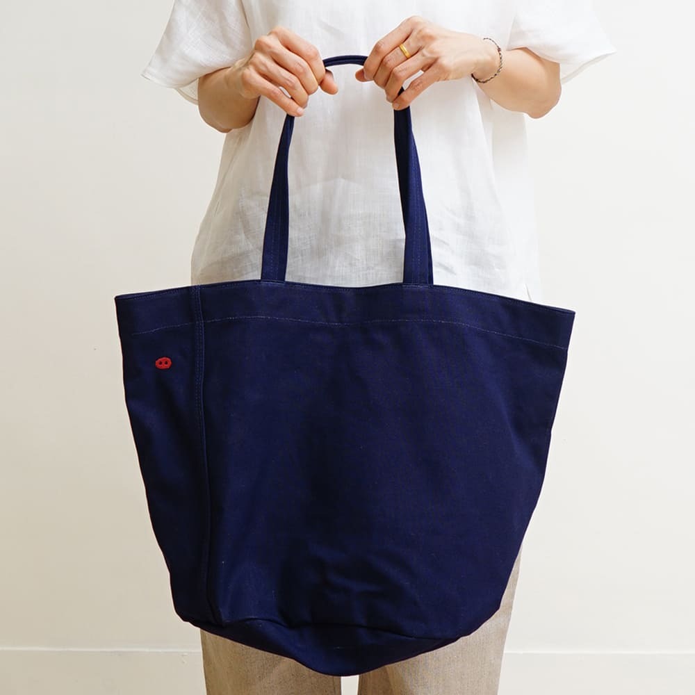 Camping Plus 深紫色圓桶形帆布托特包正面展示，簡約設計，適合日常與戶外使用