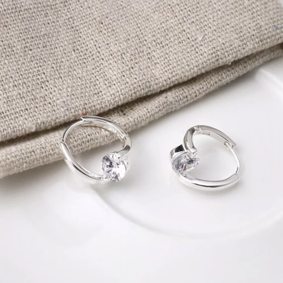 Z28單鑽交叉中大圈純銀易扣