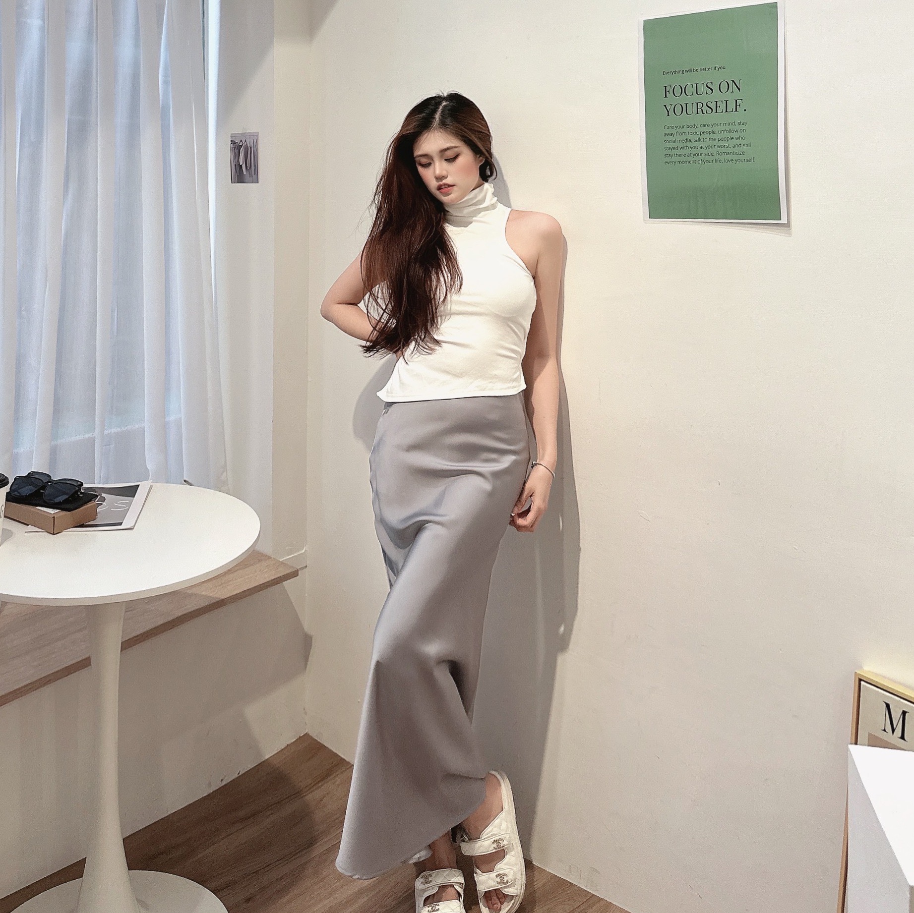 斜切後簍空高領胸墊背心/三色